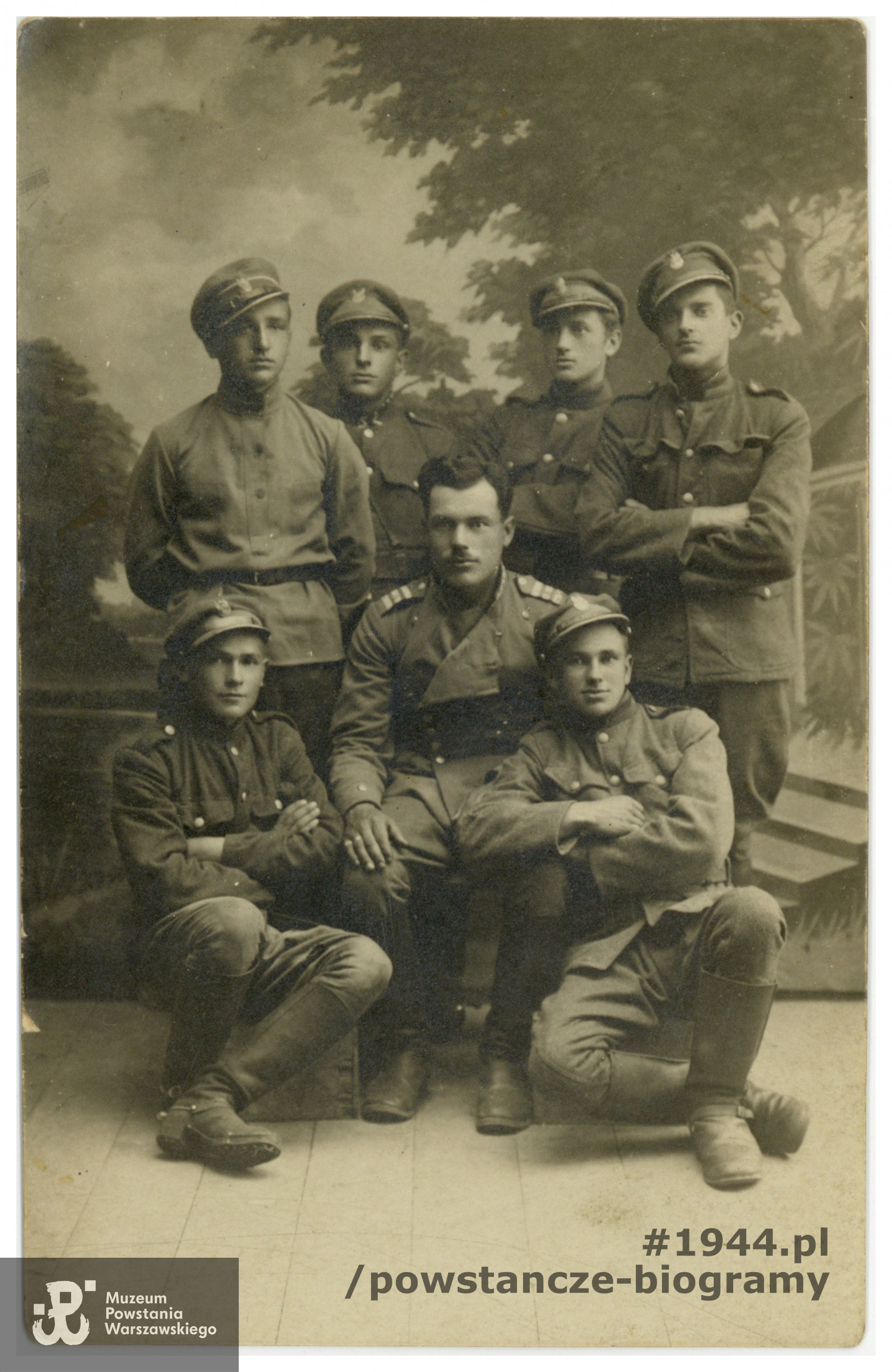 Fotografia z okresu służby w Legionach Polskich, Tadeusz Toniszewski  stoi (prawdopodobnie) drugi z prawej strony (identyfikacja dokonana przez wnuka). Fot. ze zbiorów rodzinnych p. Mariusza Toniszewskiego