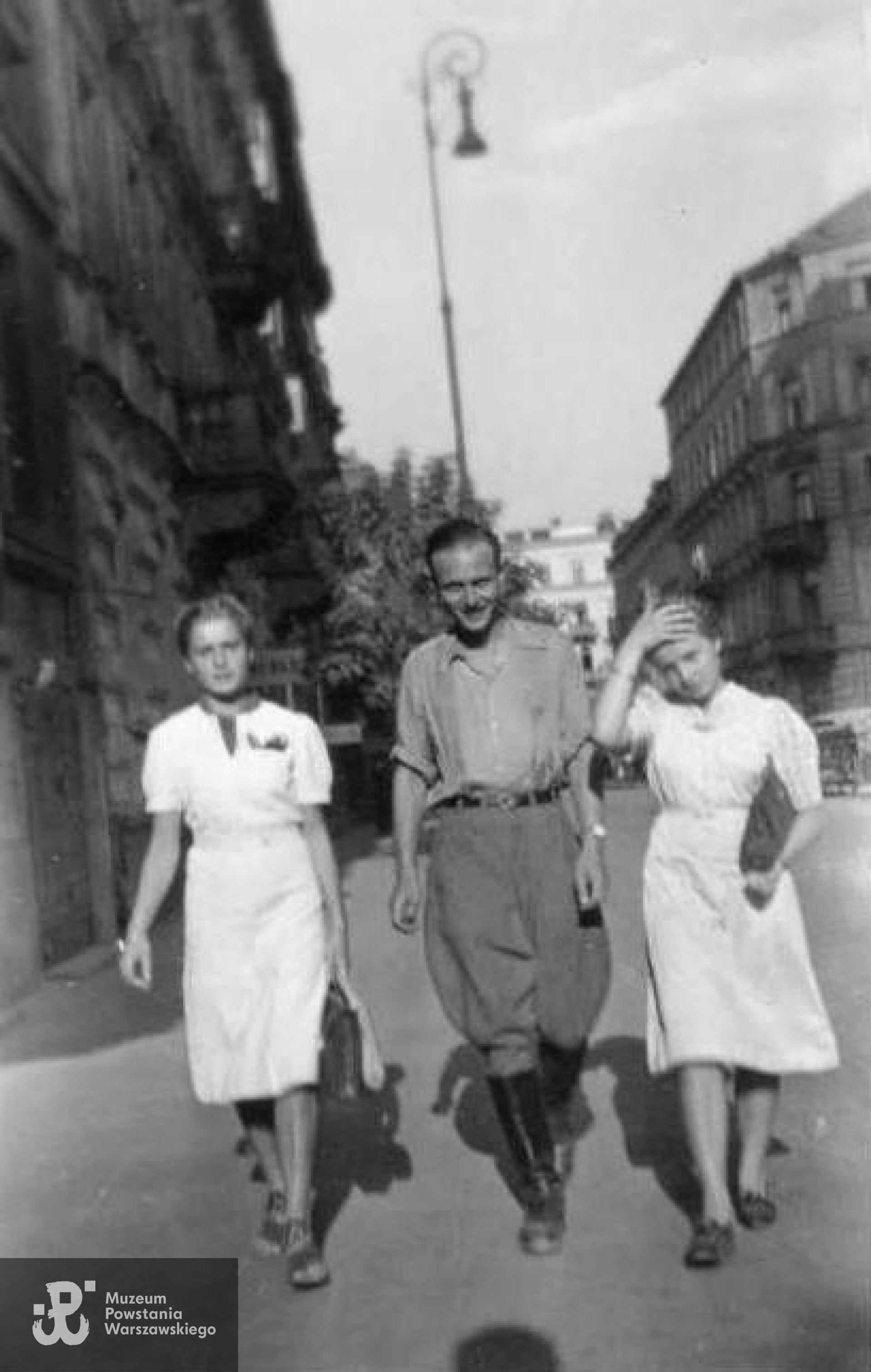 Lato 1942 r.- Jerzy Korwin-Wierzbicki oraz Barbara i Kalina Rogowskie. Ze zbiorów Urszuli Katarzyńskiej-Ballner / MPW