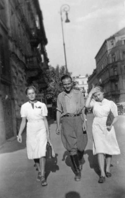 Lato 1942 r.- Jerzy Korwin-Wierzbicki oraz Barbara i Kalina Rogowskie. Ze zbiorów Urszuli Katarzyńskiej-Ballner / MPW