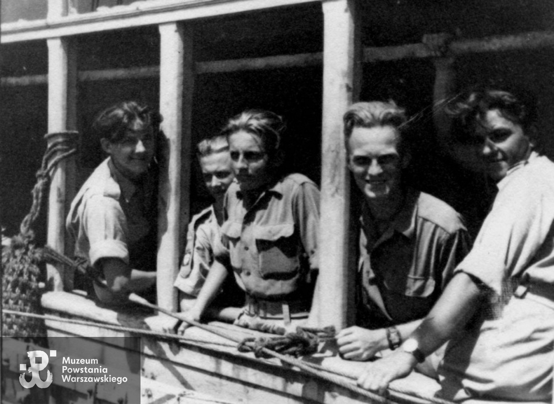 Z kolegami z AK na statku "Empress of Australia" w drodze do Anglii. Krzysztof Głuchowski stoi w środku. Morze Śródziemne - 10 sierpnia 1946 roku. Fot. z archiwum rodzinnego Krzysztofa Głuchowskiego.