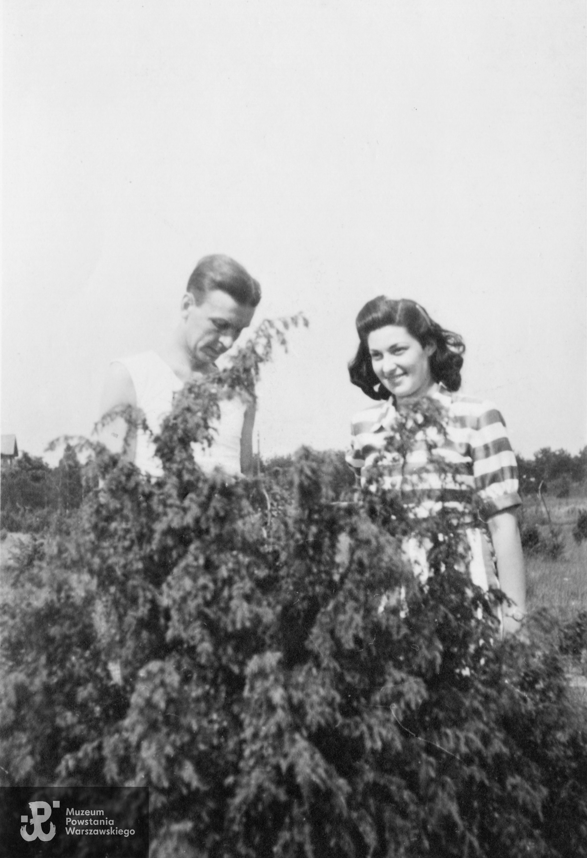 Józefów, 2 VII 1944. Fot. ze zbiorów rodzinnych, skany wykonano w Pokoju Kombatanta MPW, 2023