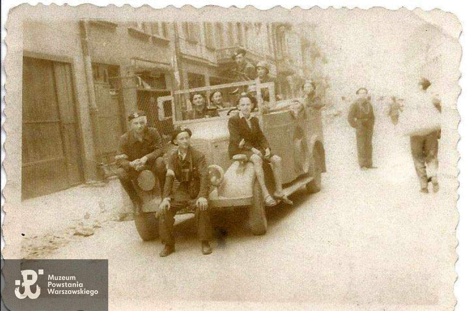 Powstanie Warszawskie - Śródmieście Północ, 2-3 tydzień Powstania. Powstańcy przy zdobytym 1 sierpnia 1944 r. terenowym samochodzie Mercedes 1500 A (4 x 4) używanym przez jednostki niemieckiego zmotoryzowanego pogotowia policyjnego Bereitschaft des Überfallkommando. Wiktor Rymszewicz siedzi na prawym błotniku z bandażem na głowie (ranny w pierwszych dniach stracił ucho). Zdjęcie nie było nigdzie publikowane. Fot. Bohdan Hryniewicz, archiwum rodzinne.