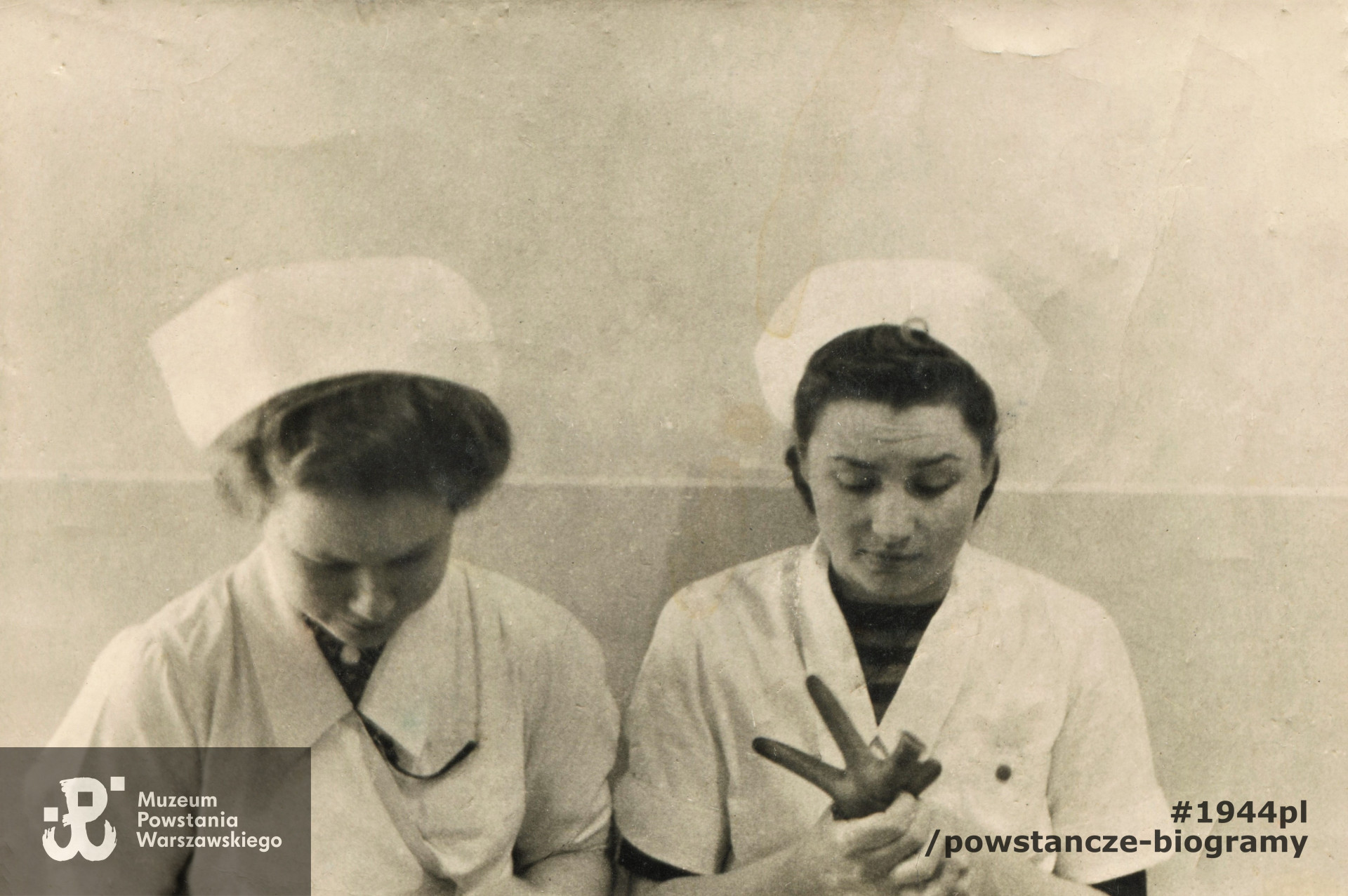 Maria Matuszewska (z lewej) w Warszawskiej Szkole Pielęgniarstwa przy ul. Koszykowej 78. Warszawa, maj 1942. Fot. z archiwum rodzinnego p. Marii Mostowskiej z d. Matuszewskiej