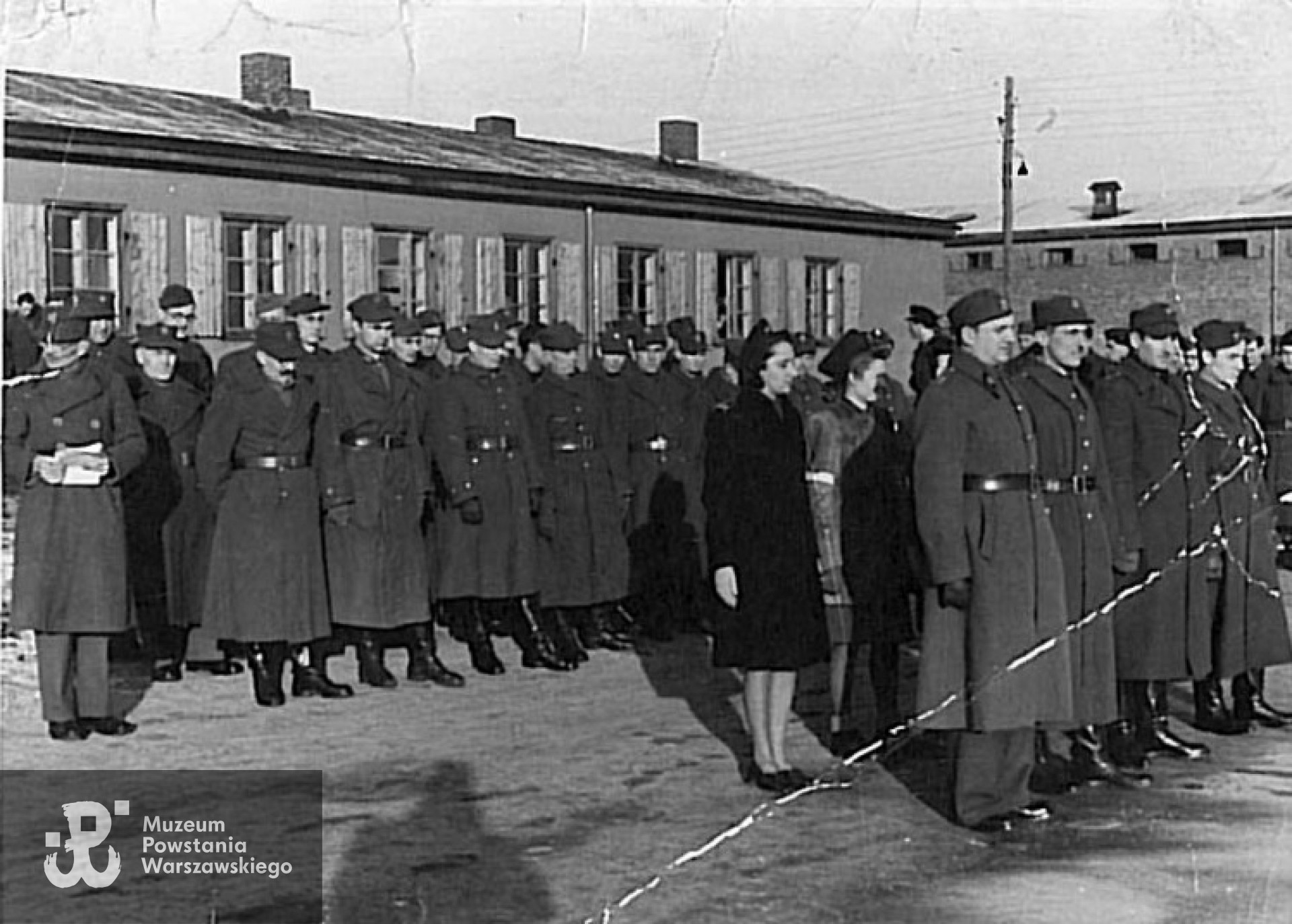 Zbiórka personelu szpitala 1.01.1945 r. W pierwszym szeregu lekarze, za nimi grupa pacjentek przeniesione ze Stalagu Oberlangen. W trzecim szeregu pozostały personel szpitala. W głębi po prawej grupa jeńców francuskich.