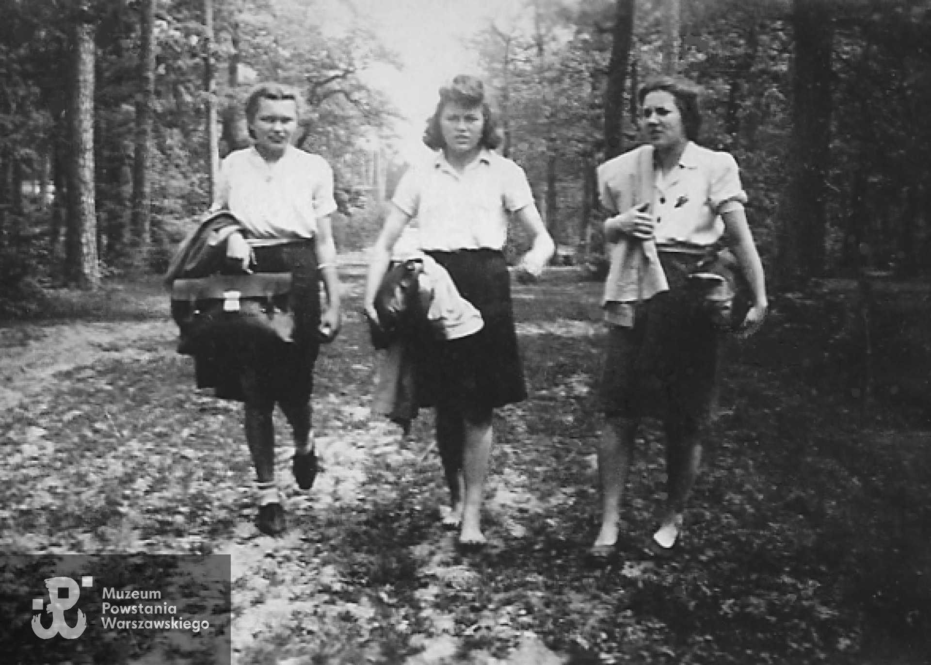 Czerwiec 1944, od lewej: Barbara Bigo ps. Ninka, Eugenia (Werka) Gugała ps. „Werka”, Halina Kowalikówna ps. „Olga". Kopia zdjęcia dołączona do zbiorów - P/7718/13