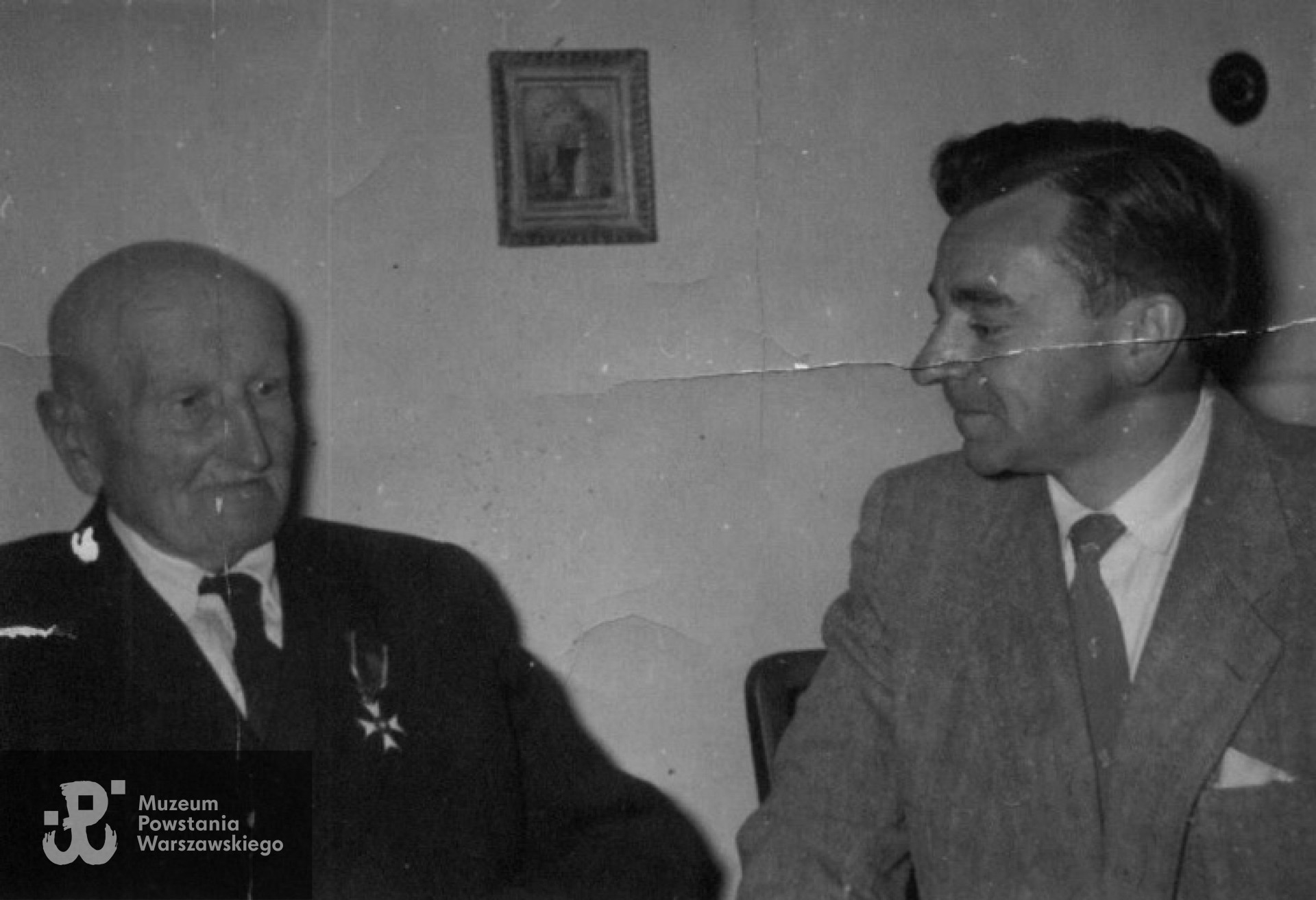 Rok 1956. Kazimierz Łodziński z dziadkiem prowizorem farm. ur. w 1863 r. Janem Gutkowskim. Dziadek Jan został wysiedlony (wyrzucony) w grudniu 1939 r. z Włocławka. Okupację i Powstanie spędził w Warszawie u Łodzińskich na Kruczej