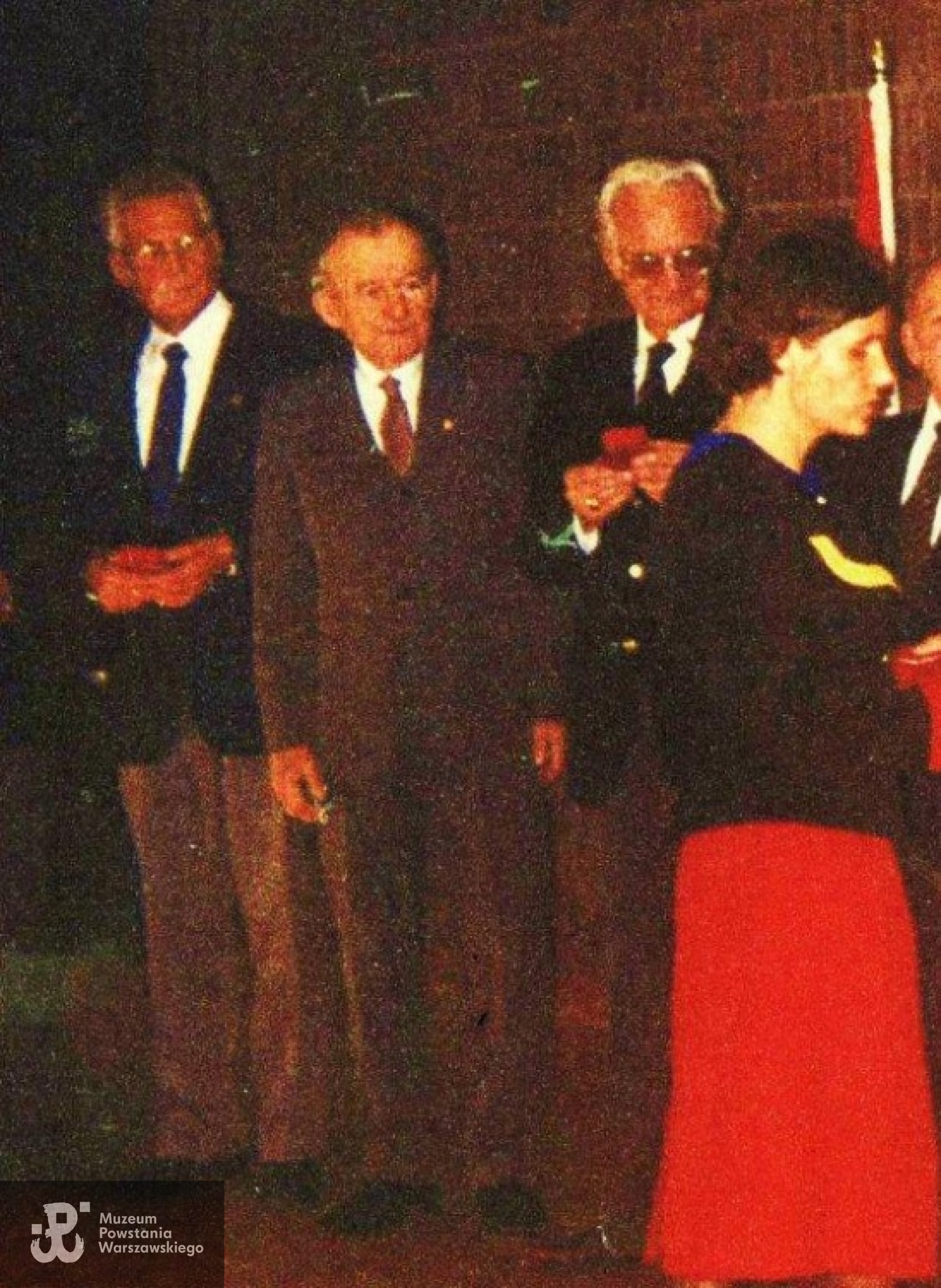 Dekoracja Krzyżem Narodowego Czynu Zbrojnego. Od lewej stoją: J.Kliś, Tadeusz Siemiątkowski. Leszek Missala i Konsul Generalny Małgorzata Dzieduszycka - Montreal 1994