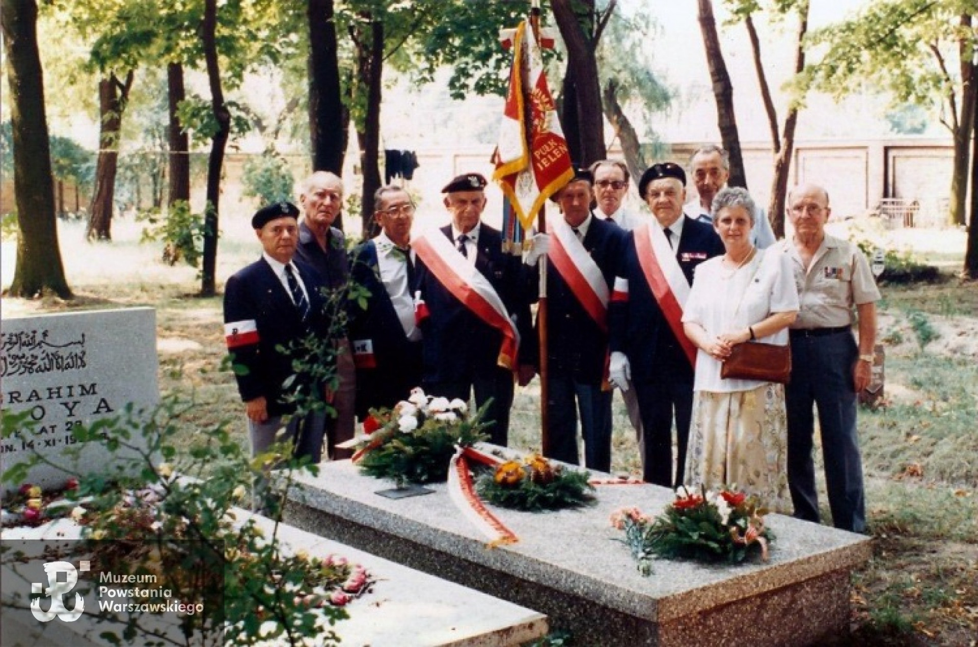 Poczet sztandarowy Dywizjonu AK "Jeleń" przy grobie dowódcy ppłk. Veli Bek Jedigar'a. Muzułmański Cmentarz Tatarski, Warszawa 1994