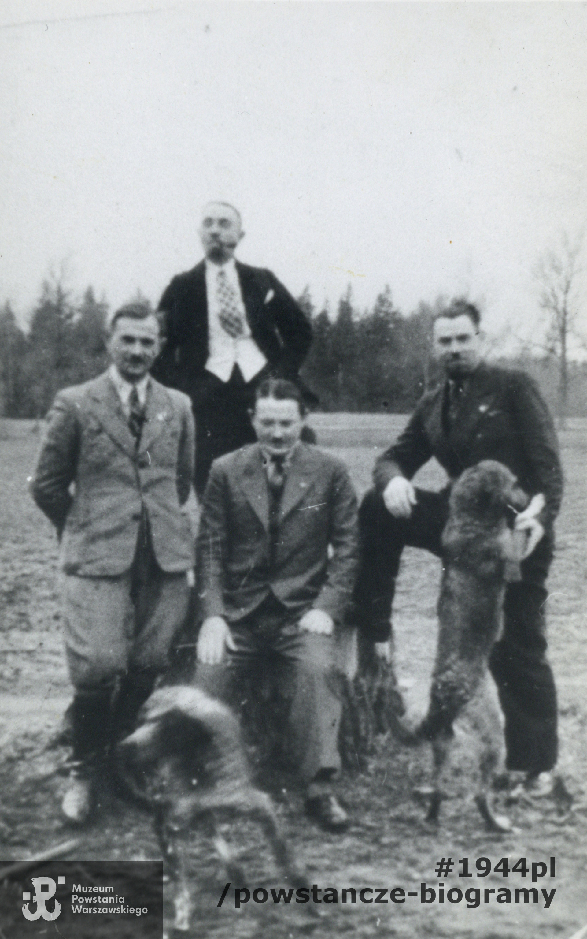 Stare Zamosze, lato 1939 roku. Zygfryd Kęszycki (pierwszy z lewej), z braćmi: Ryszardem i Feliksem Kęszyckimi. Drugi z lewej strony siedzi Czesław Kęszycki. Fot. ze zbiorów rodzinnych,  do zeskanowania w imieniu Wuja udostępnił p. Igor Niewiadomski.