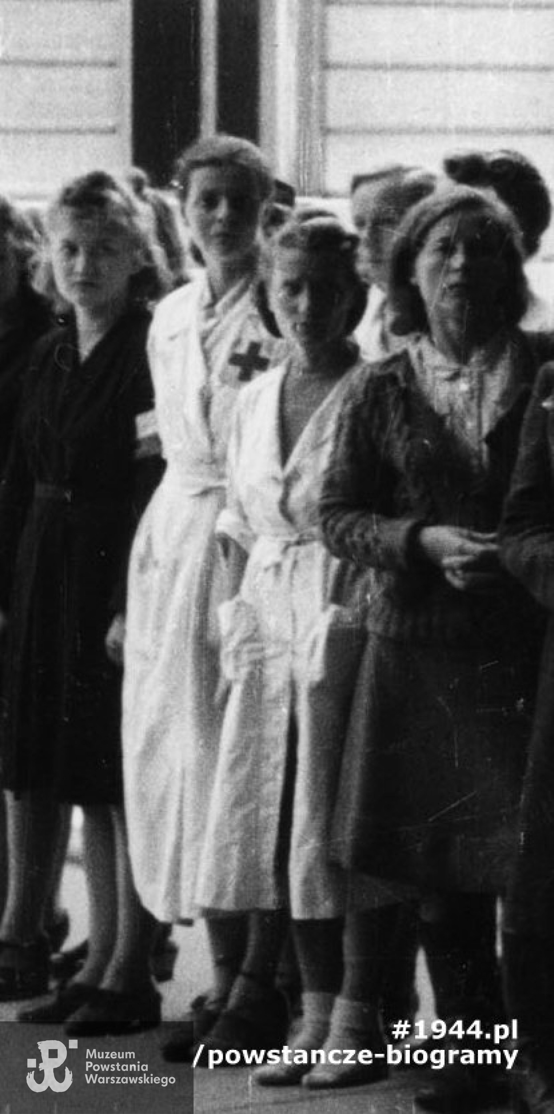 Powiększony fragment poprzedniego ujęcia - w białych fartuchach: siostra Janina - Janina Burska po  mężu Toborowicz oraz Maria Piotrowicz ps. „Irena„. Fot. ze zbiorów Muzeum Powstania Warszawskiego, sygn. MPW-IK/1609. Identyfikacja ”Janiny„ i ”Ireny" - p. Piotr Toborowicz.