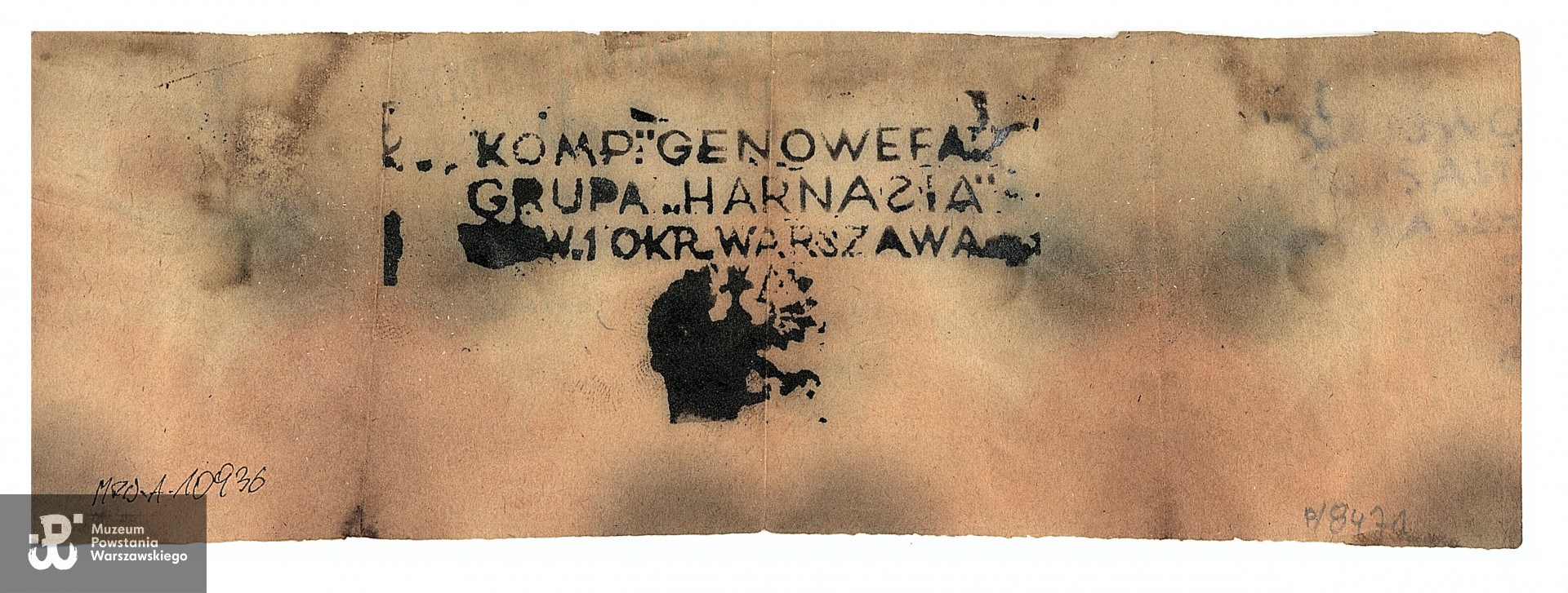 Przepustka z dnia 18 sierpnia 1944 roku wystawiona dla kpr. pchor. Mirosława Wojciecha Komarnickiego  zezwalająca na poruszanie się w rejonie ul. Chmielnej, Dokument znaleziony przy poległym podczas powojennej ekshumacji.  Ze zbiorów Muzeum Powstania Warszawskiego, sygn. MPW-A-10926 (P/8471/16)