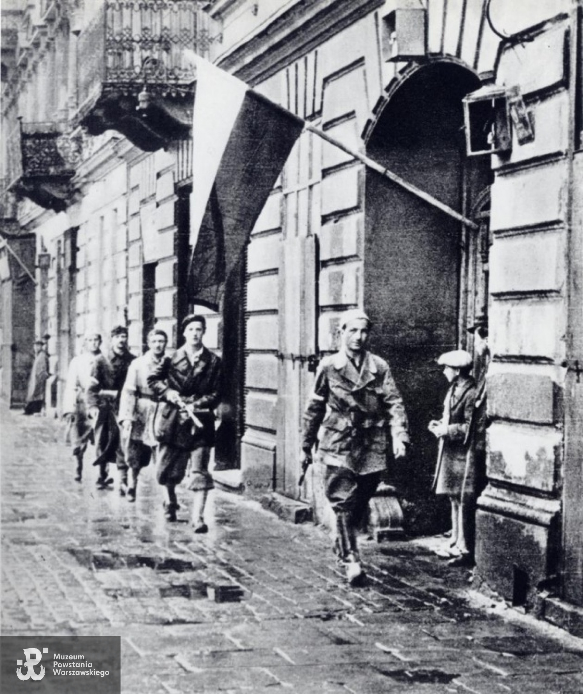 Powstanie Warszawskie - 2 sierpnia 1944. Patrol rozpoznawczy por. "Agatona" (na czele) w drodze z Woli do Śródmieścia