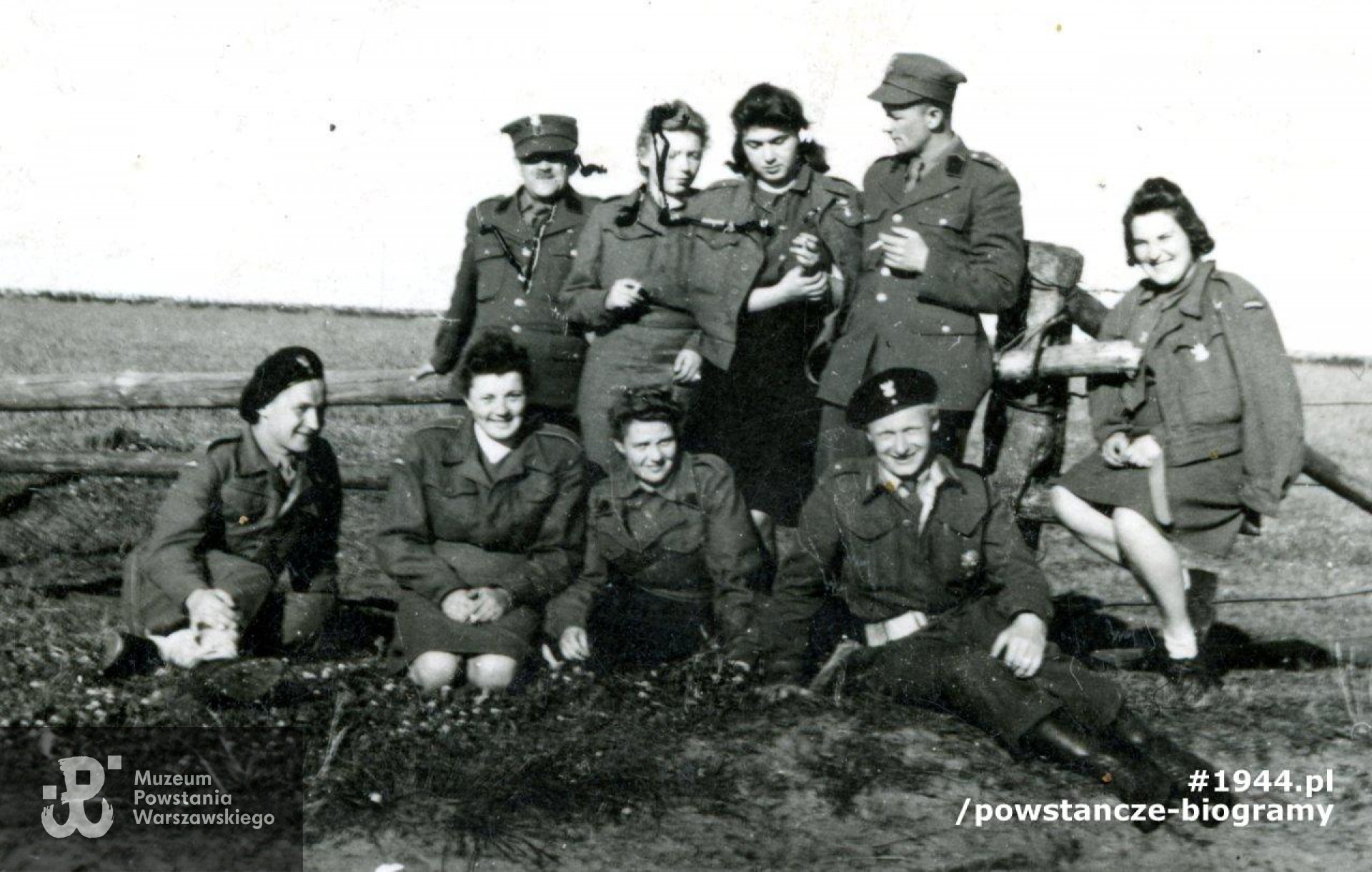 Stoją od lewej : pierwszy - płk. Mieczysław Niedzielski "Żywiciel", trzecia od lewej Janina Haubold "Zula"Fot. Piotr Glegoła - zbiory rodzinne