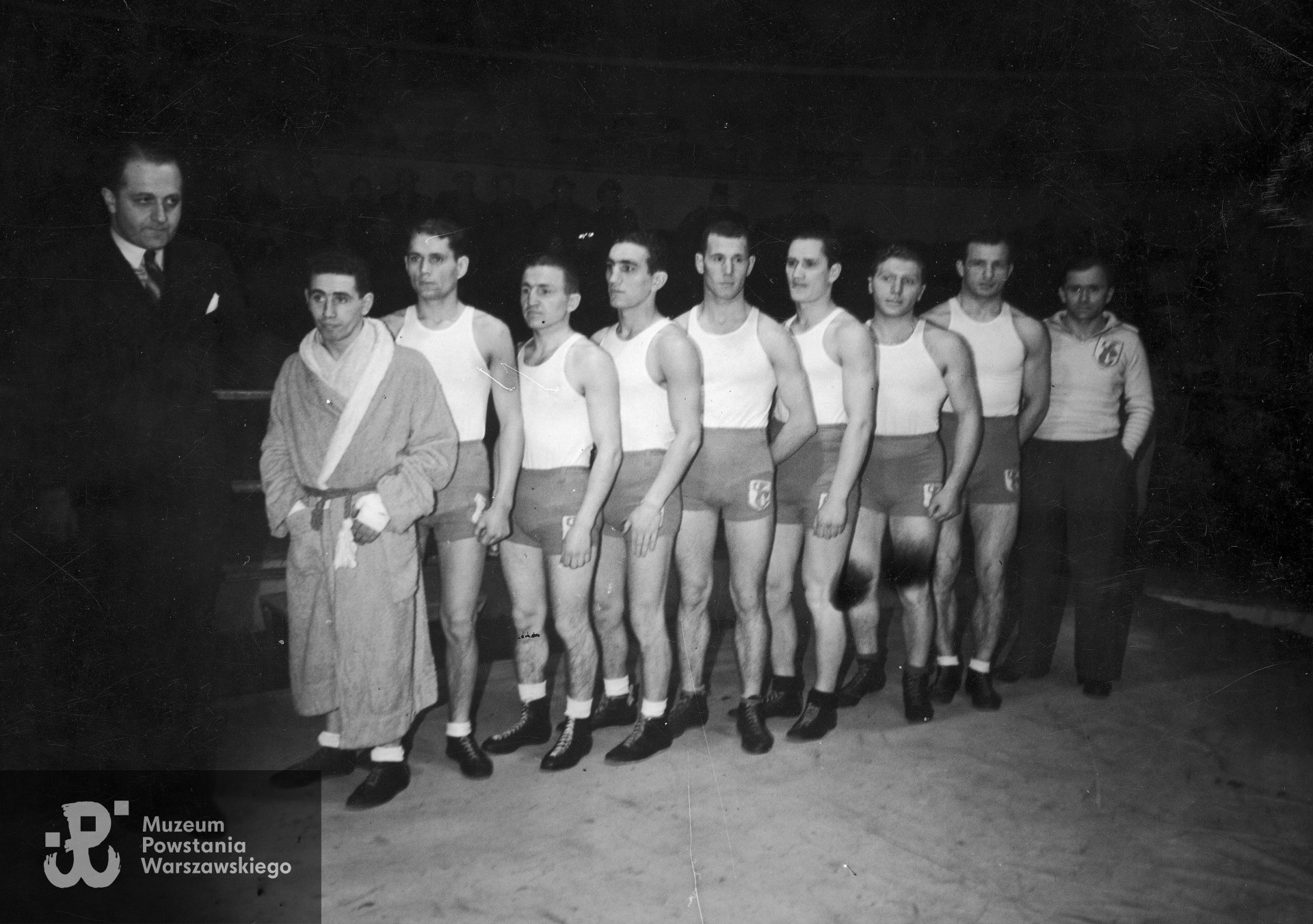 Grudzień 1937 roku. Reprezentacja bokserska Warszawy. Stoją od lewej: kapitan sportowy Idzikowski, Leon Rundstein, Lipiński, Zygmunt Małecki, Rozenblum, Henryk Jańczak, Mieczysław Całka, Julian Neuding, Henryk Doroba i trener Feliks Stamm. Fot. ze zbiorów NAC - zespół: Koncern Ilustrowany Kurier Codzienny - Archiwum Ilustracji, sygn. 1-S-1693-1
