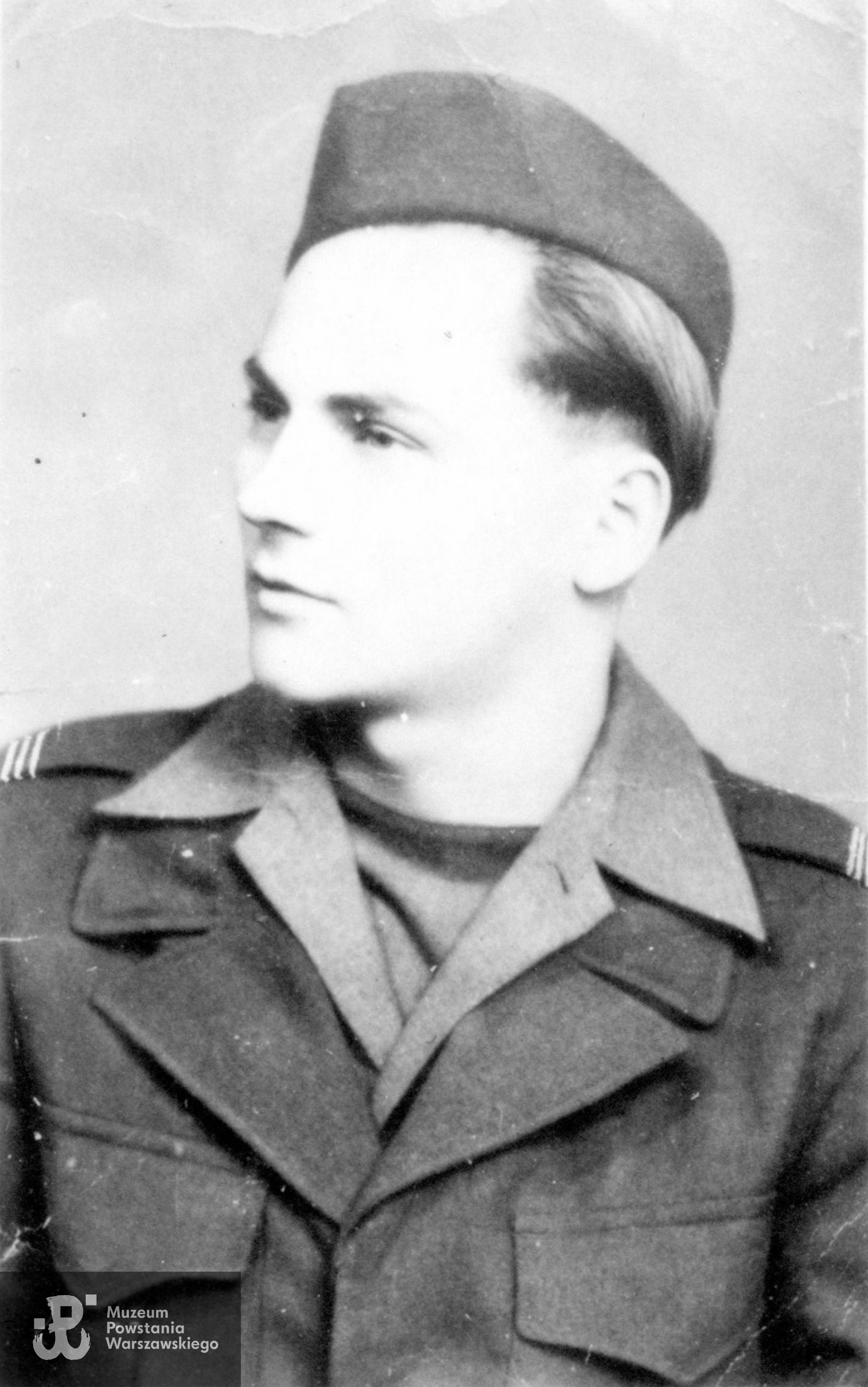 strz. Zbigniew Augustyniak ps. Fifka (1925-2002). Fot. udostępniona przez p. Tomasza Michałowskiego (Stowarzyszenie Żołnierzy Armii Krajowej Żywiciel i Miłośników Ich Tradycji), ujęcie tożsame: zbiory Muzeum Powstania Warszawskiego, sygn. P/9404/20, dar p. Andrzeja Szletyńskiego