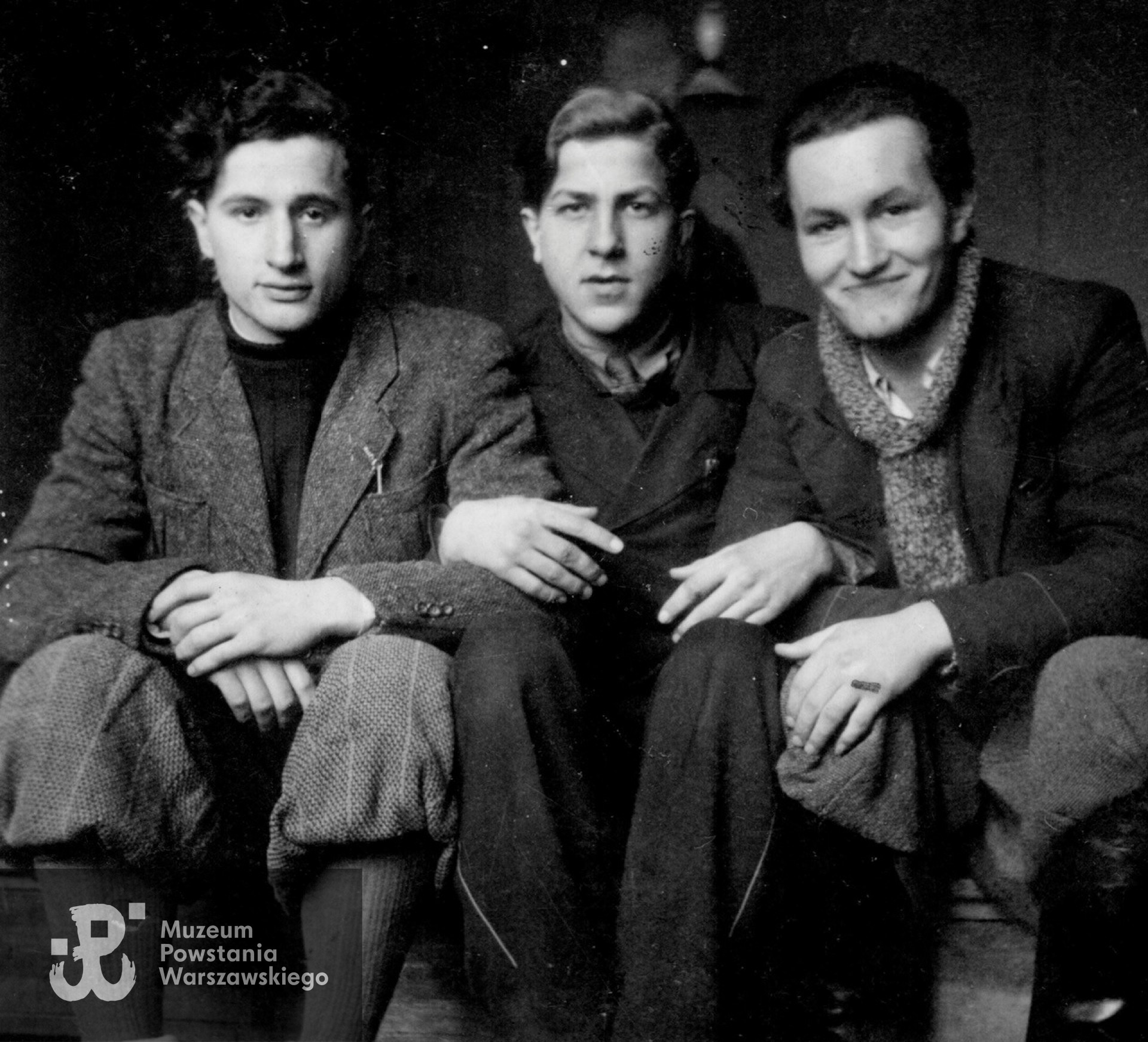 Okres okupacji niemieckiej w Warszawie, 1941 rok, od lewej: Ryszard Dolewski ps. Czarny, Zygmunt Kafarowski, NN. Fot. ze zbiorów rodzinnych, udostępniła dr Joanna Kafarowski