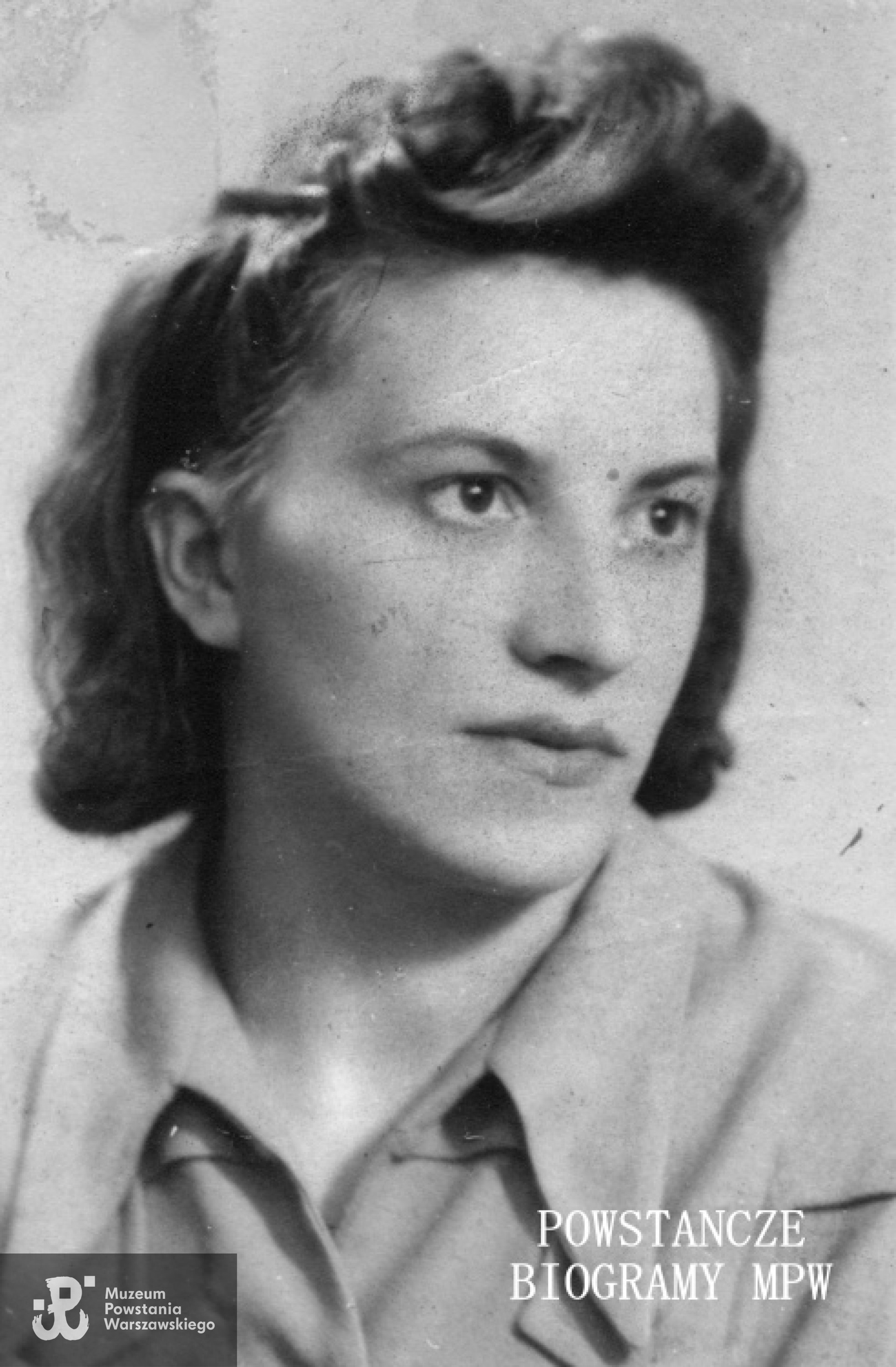 Fotografia portretowa załączona do ankiety uczestnika Powstania Warszawskiego. Zofia Witkowska - Bruza, Komenda Główna AK, produkcja broni. Fot. ze zbiorów Muzeum Powstania Warszawskiego, sygn. MPW-IP/5790