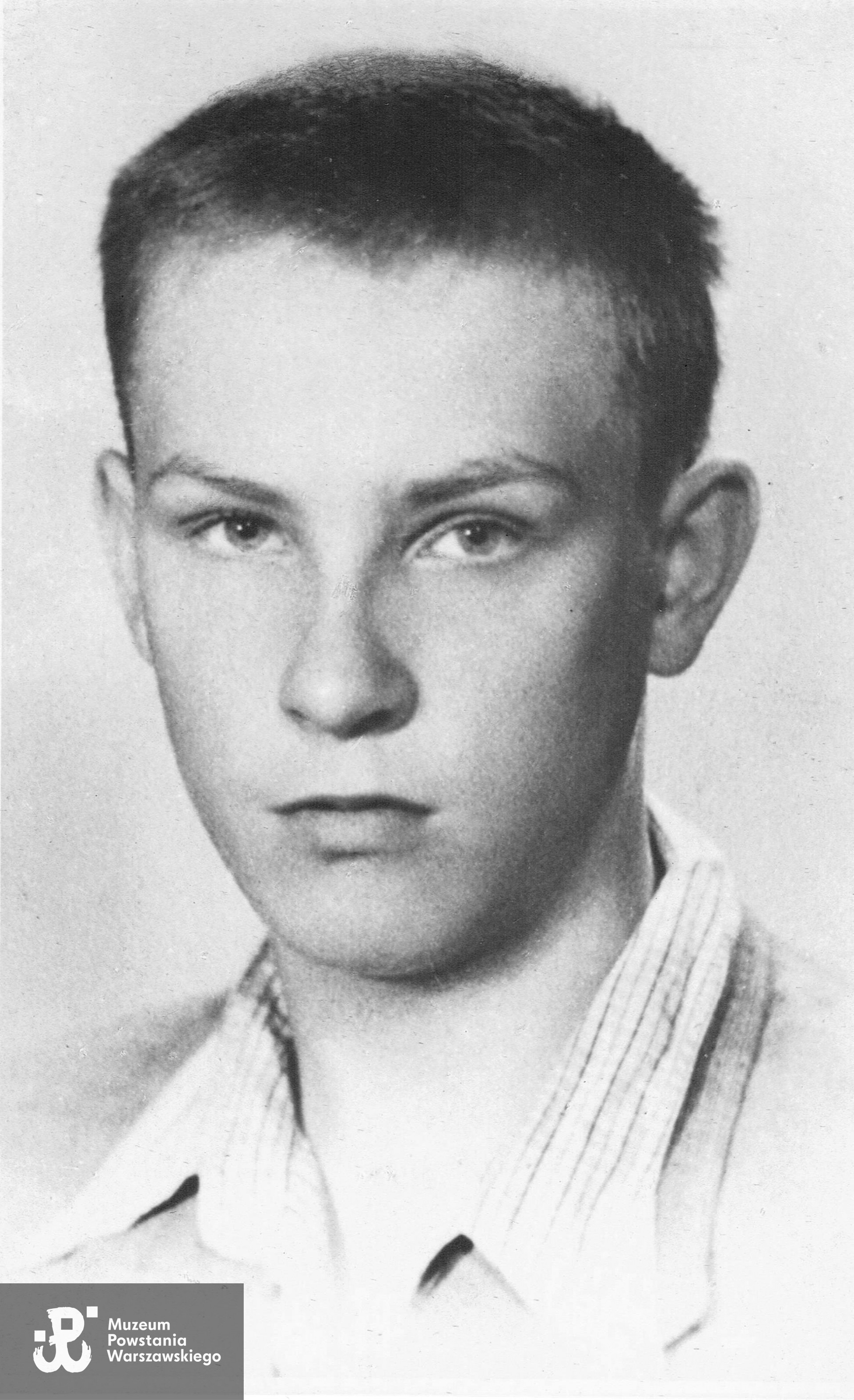 Janusz Boleszczyc-Rudnicki "Orzeł" (1927-1944).  Fot. udostępnił p. Daniel Wolborski, Klub PTTK "Varsovia". Ujęcie tożsame w zbiorach Muzeum Powstania Warszawskiego, sygn.  MPW-IH/3938