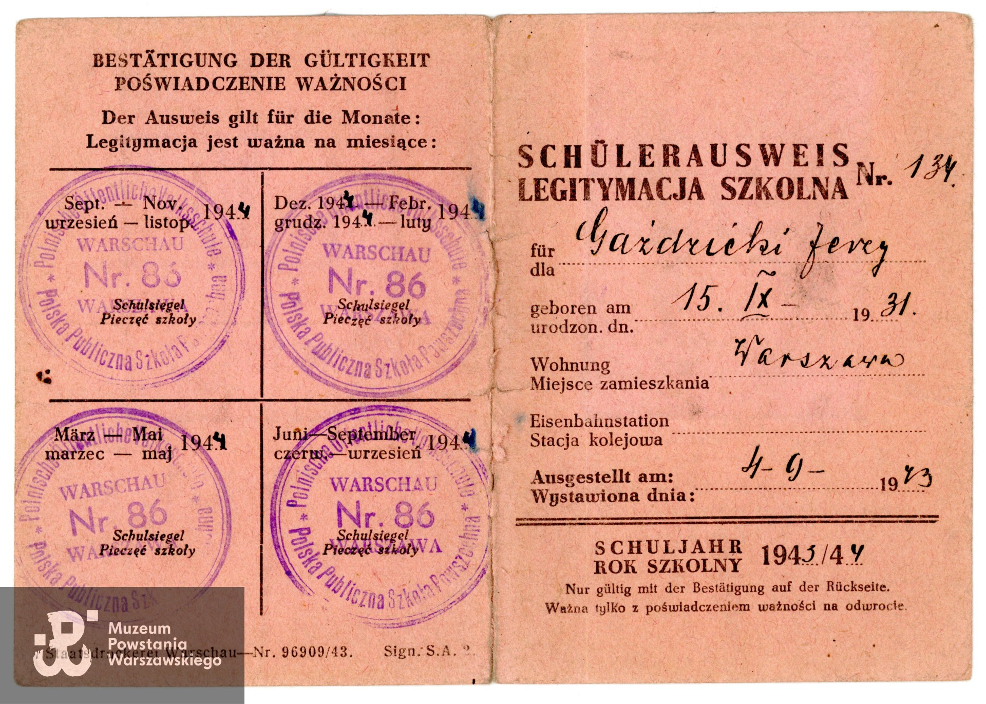 Należąca do Jerzego Gaździckiego legitymacja szkolna z okresu okupacji (niem. Schülerausweis) nr 134 wystawiona na rok szkolny 1943/1944 przez Szkołę Powszechną nr 86. Z archiwum prywatnego p. Jerzego Gaździckiego ps. Gołąb. Skan wykonano w Muzeum Powstania Warszawskiego w styczniu 2025. 