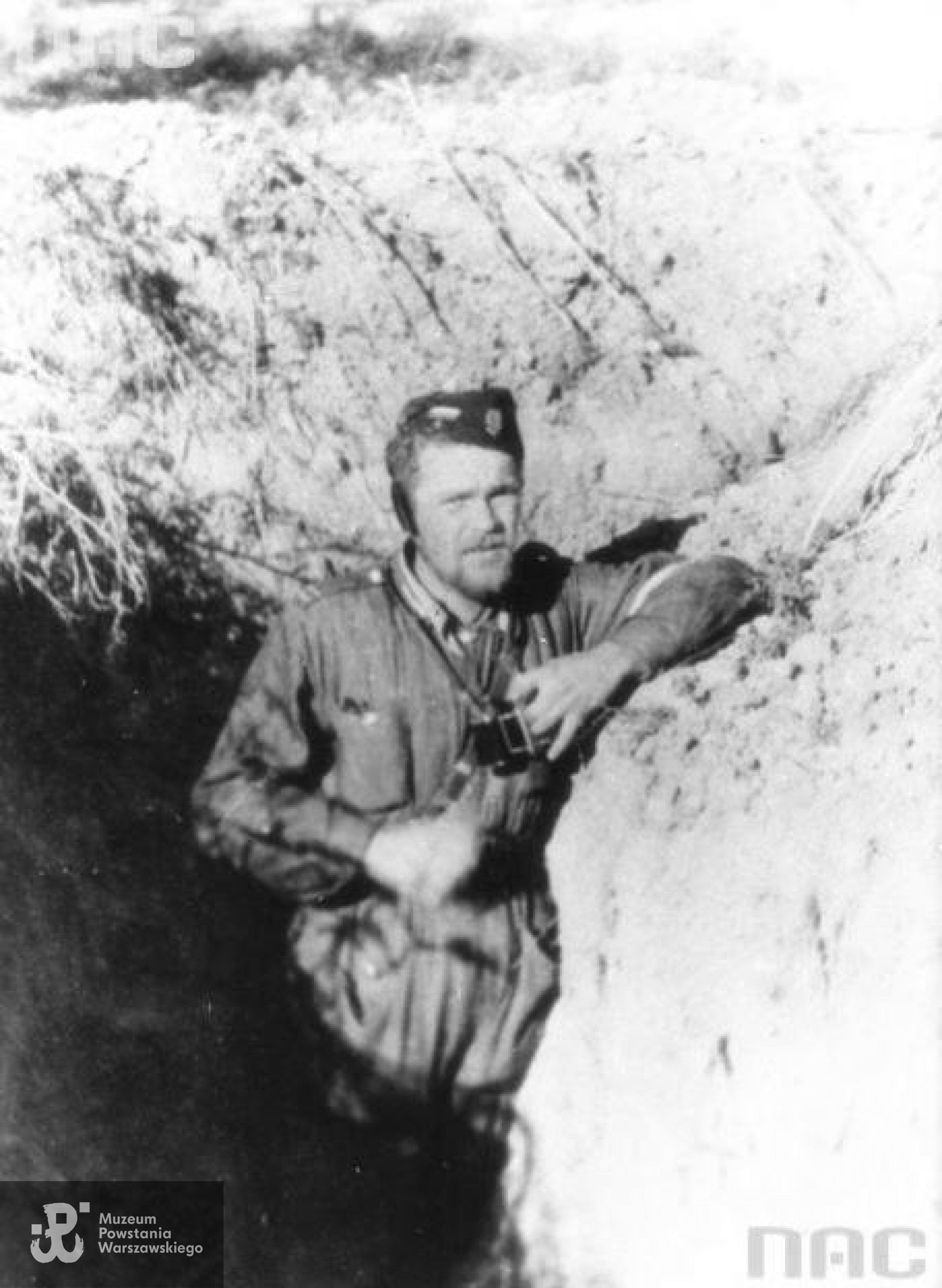 Stanisław Barański ps. "Kozak" w okopie na Mokotowie. Fot. ze zbiorów NAC