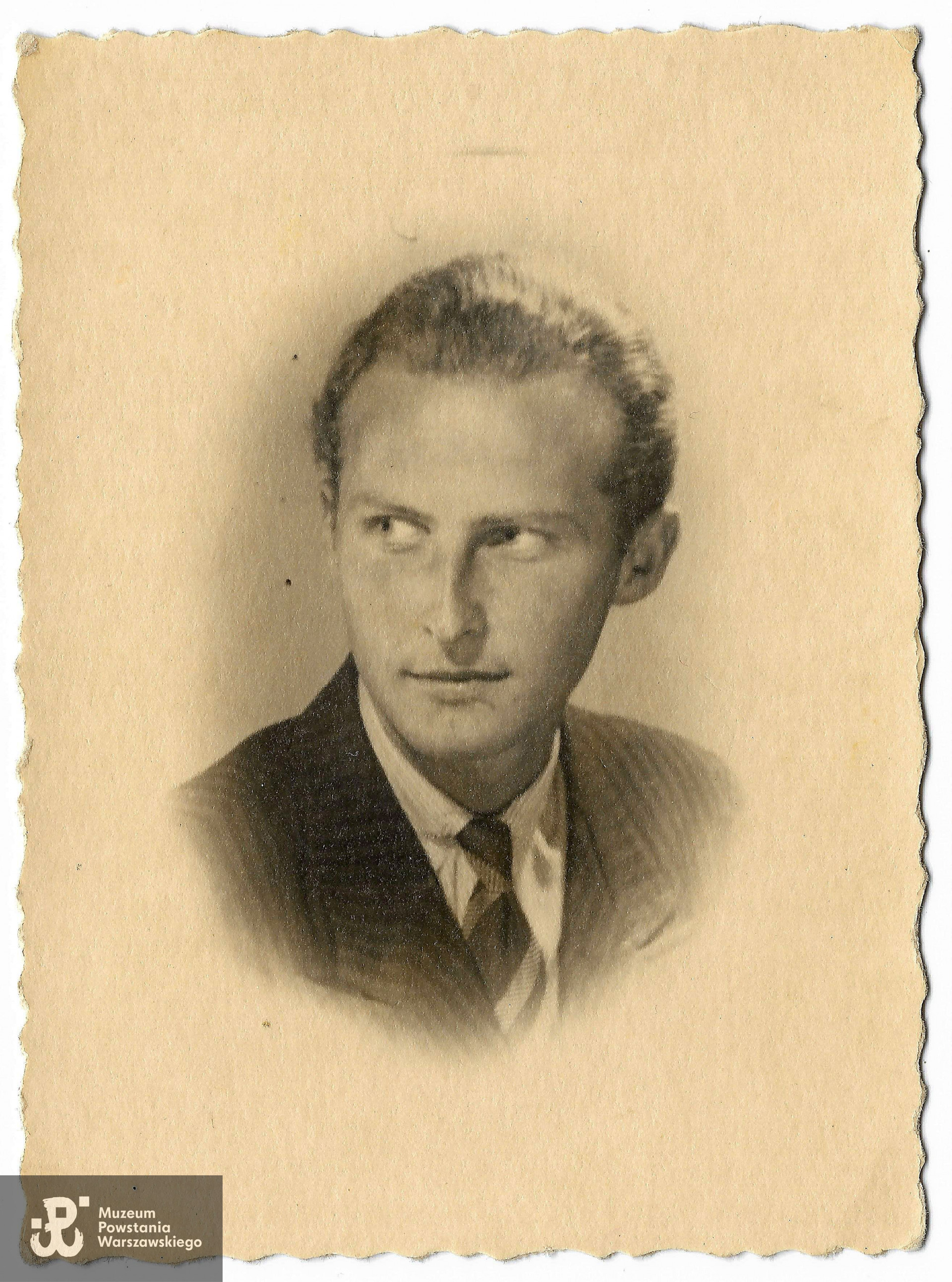 plut. pchor. Wiesław Ganin "Gil" (1923-1944) - fotografia portretowa wykonana w lipcu 1944 roku, podarowane tuż przed Powstaniem Halinie Kifer ps. Kropelka. Na odwrocie  zdjęcia Wiesław Ganin  napisał: <i> Tobie ode mnie, Halince Wiesław. 28.VII.44 r.</i> Ze zbiorów prywatnych p. Małgorzaty Stańczyk, córki kpt. Haliny Kifer-Pomykalskiej „Kropelki”. Skan nadesłano w styczniu 2024.