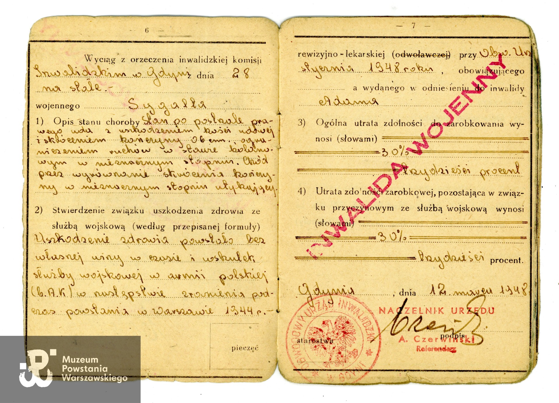 Książeczka inwalidzka - dokument zawiera informację dotyczącą uszczerbku zdrowia i okoliczności jego poniesienia (zranienie podczas Powstania Warszawskiego). Ze zbiorów Muzeum Powstania Warszawskiego, sygn. P/9897, dar p. Ewy Sygalt-Synowieckiej i p. Mariusza Synowieckiego