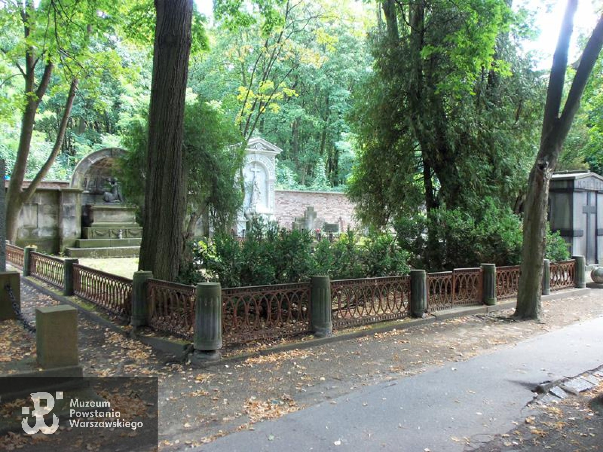 Cmentarz Powązkowski w Warszawie (Stare Powązki), kwatera 205, rząd I - VI, miejsce 11-18, grób rodzin Herse i Gebethner. Fot. z serwisu mapowego UM Warszawy