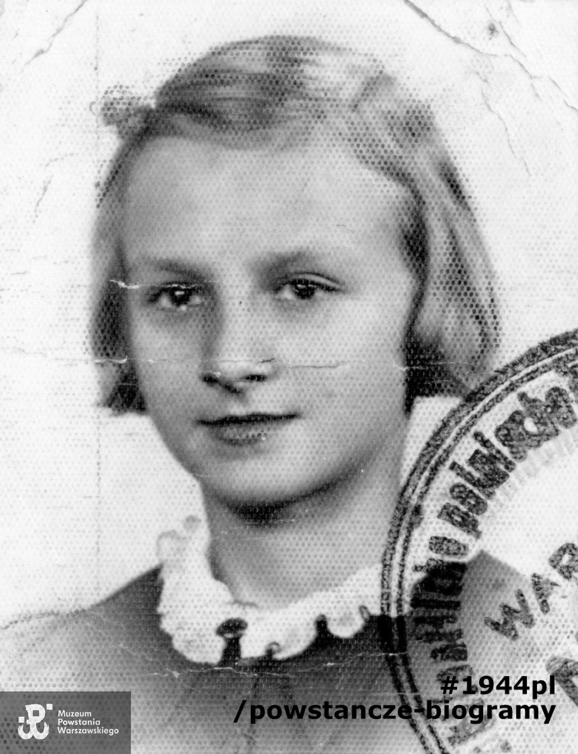 Łączniczka Krystyna Apołłow (1939-1944). Fotografia legitymacyjna z dokumentów szkolnych z okresu okupacji. Ze zbiorów rodzinnych p. Krystyny Krawieckiej.