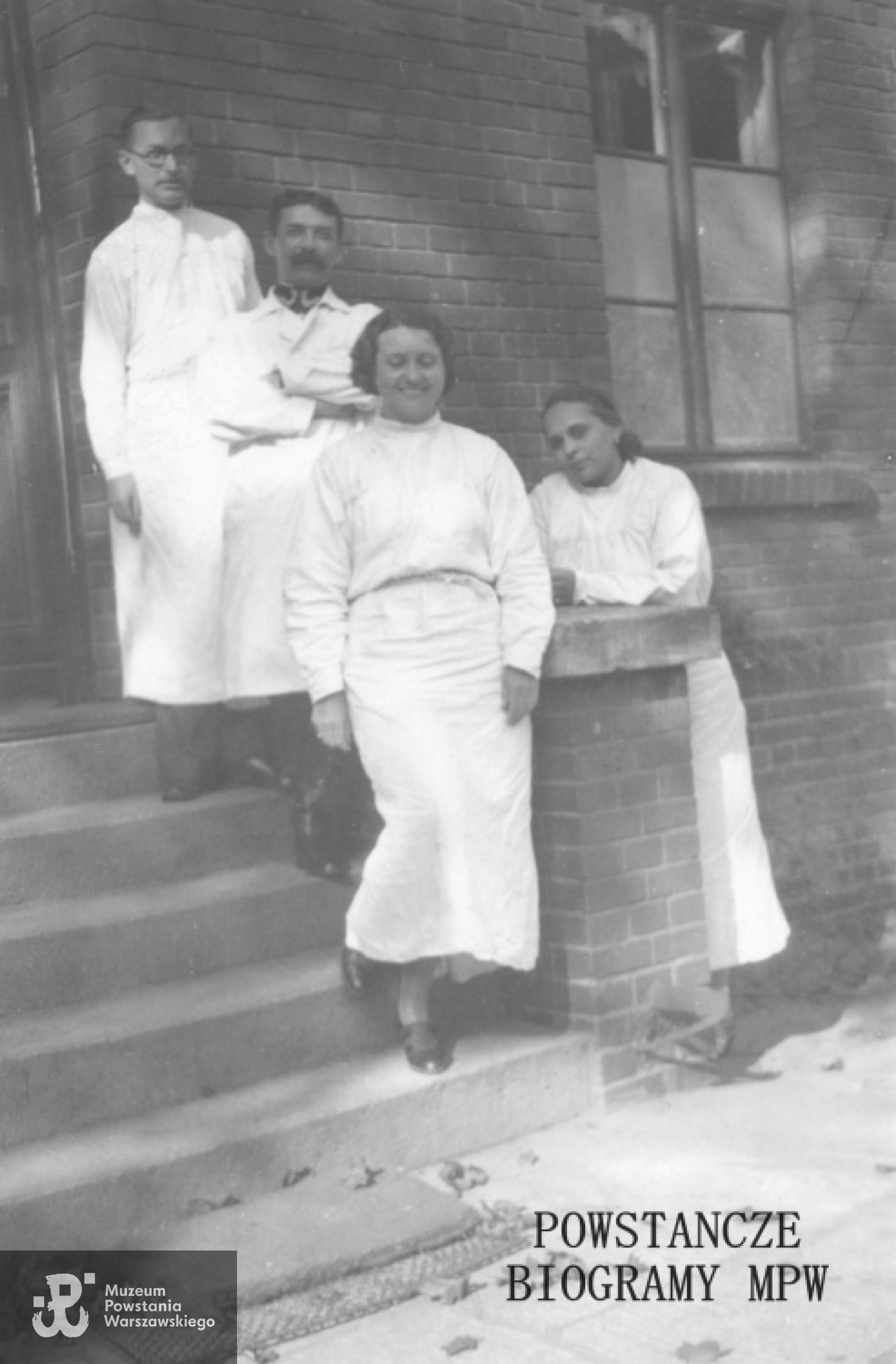 Dr Felicjan Guda-Wołkowiński na zdjęciu drugi z lewej. Fot. ze zbiorów Muzeum Powstania Warszawskiego, sygn. P/5482