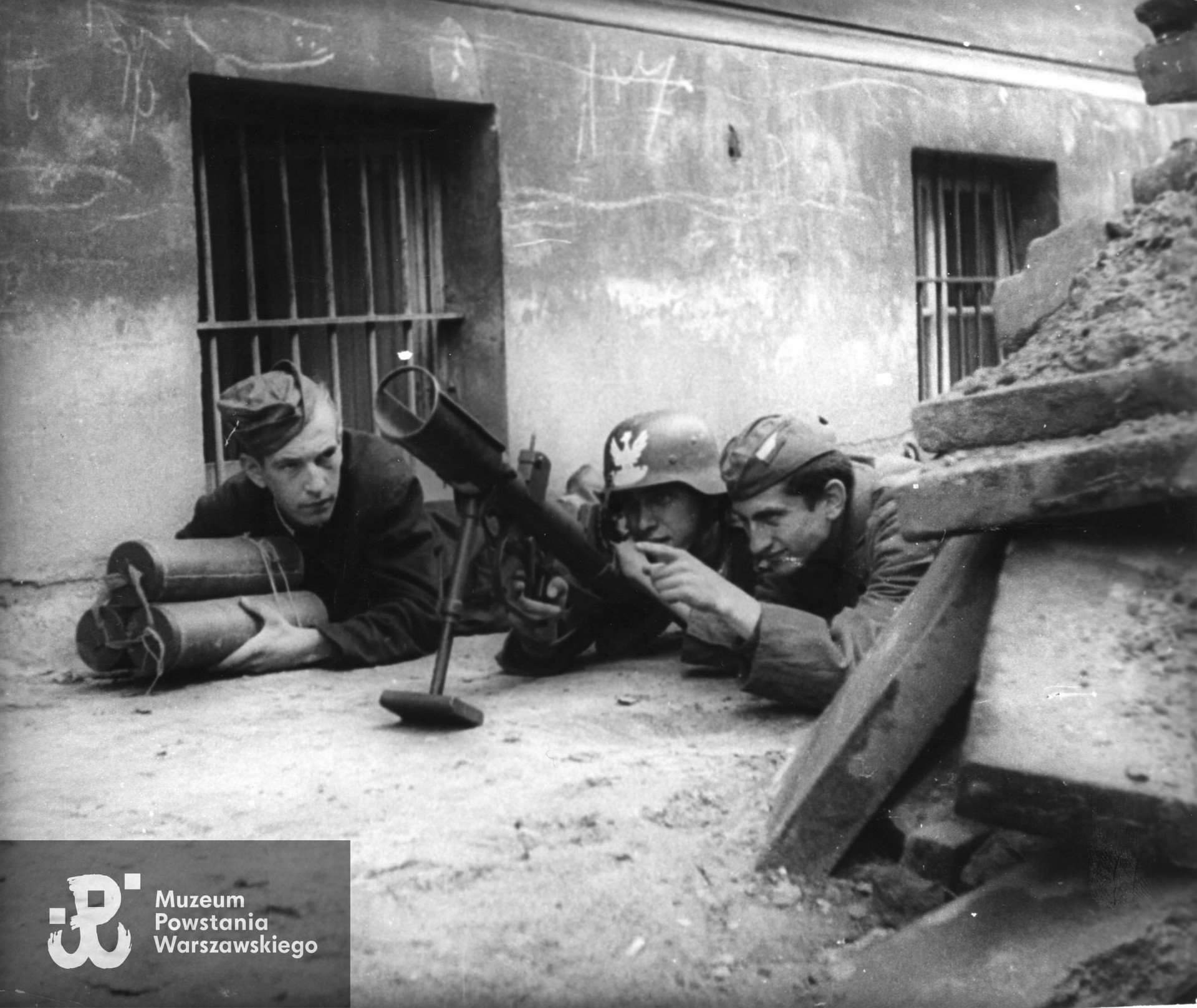 Powstanie Warszawskie. Jerzy Barburski na zdjęciu pierwszy z prawej. Fot. ze zbiorów Muzeum Powstania Warszawskiego, sygn. MPW-IK/1605