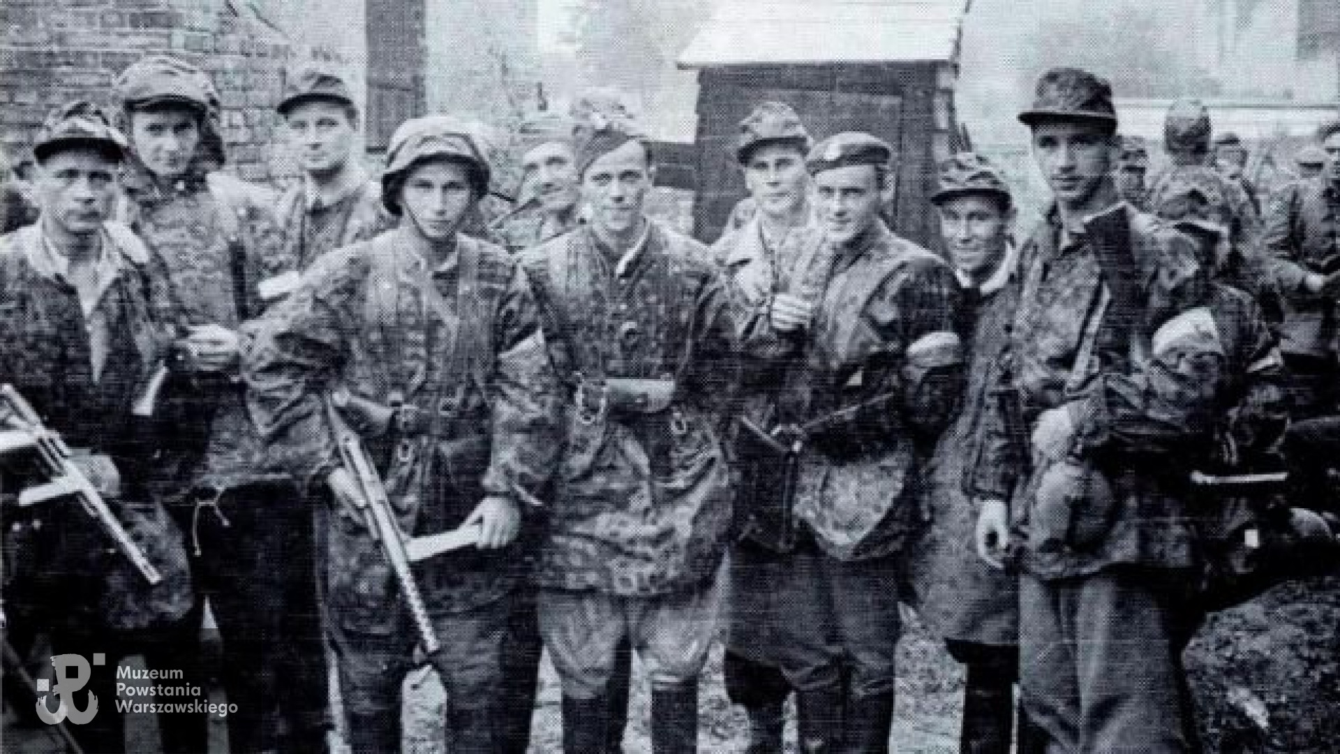 Fotografia z Powstania Warszawskiego - 2 VIII 1944 r. na ul. Okopowej 41. Żołnierze Kedywu -" Kolegium A". W pierwszym rzędzie od lewej stoją: plut. Zygmunt Siennicki "Bor", sierż. pchor. Włodzimierz Cegłowski "Sońka" (w kapturze), kpr. pchor. Stanisław Likiernik "Staszek", ppor. Jan Barszczewski "Janek", kpr. pchor. Jan Bagiński "Socha"