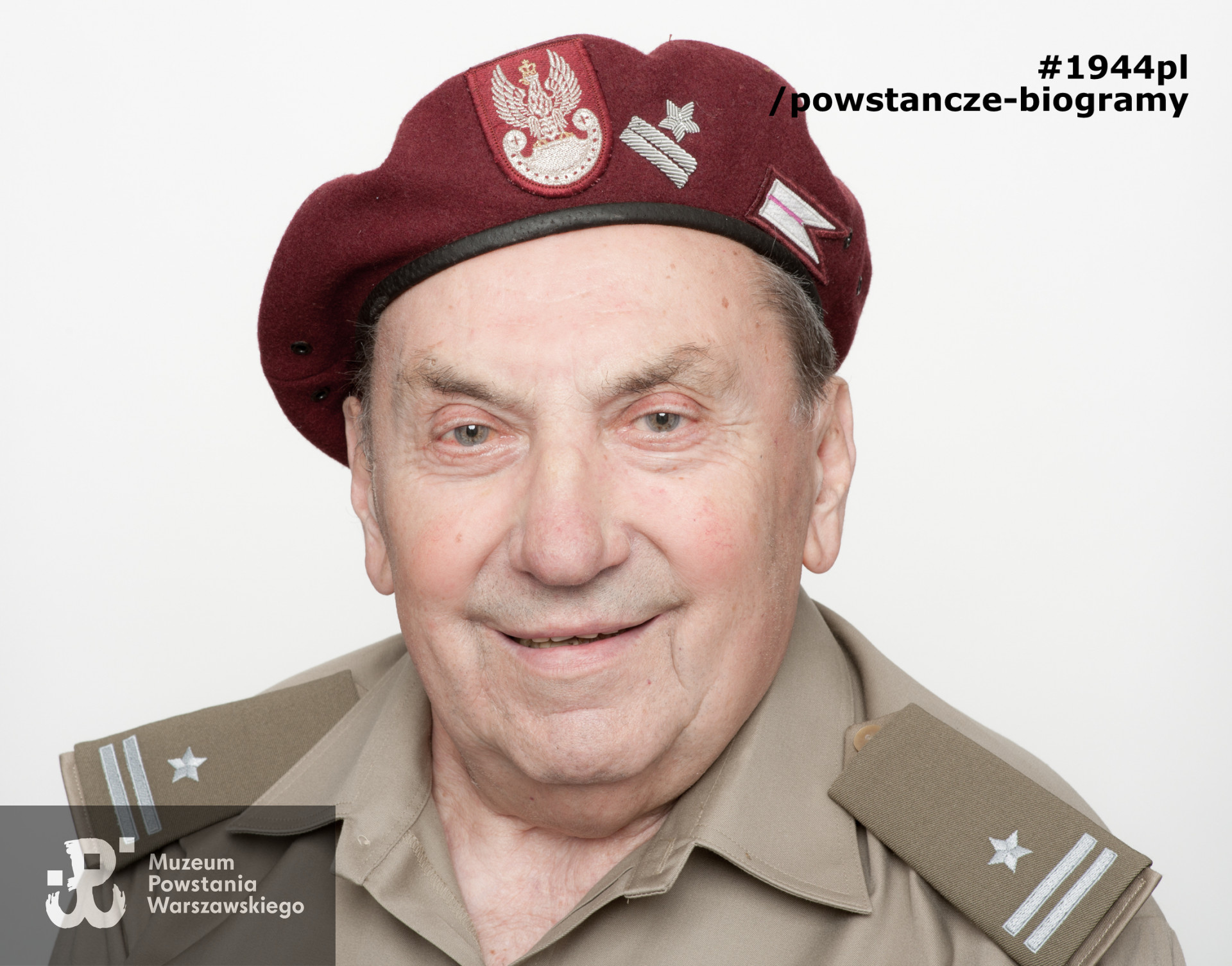 Janusz Okoń „Pchełka” (1932-2018). Zdjęcie z serii portretów Powstańców Warszawskich wykonanych w ramach projektu "1944/70/2014" realizowanego przez grupę WWPHOTO dla uczczenia 70. rocznicy wybuchu Powstania Warszawskiego. Muzeum Powstania Warszawskiego, 22.07-04.08 2013.