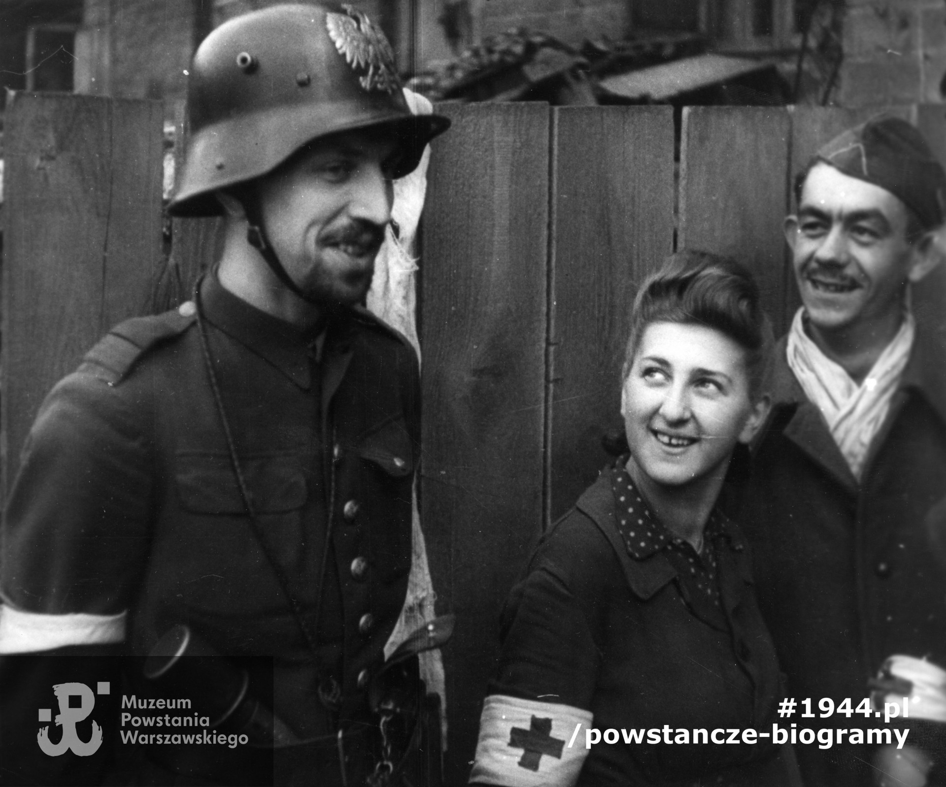 Fotografia z Powstania Warszawskiego. Śródmieście Północne. Po lewej por. Zbigniew Brym "Zdunin" ze zgrupowania "Chrobry II" I batalion "Lecha Żelaznego" 3 kompania, obok sanitariuszka Hanka Orłowska "Panterka". Fot. ze zbiorów Muzeum Powstania Warszawskiego, sygn. MPW-IK/1938
