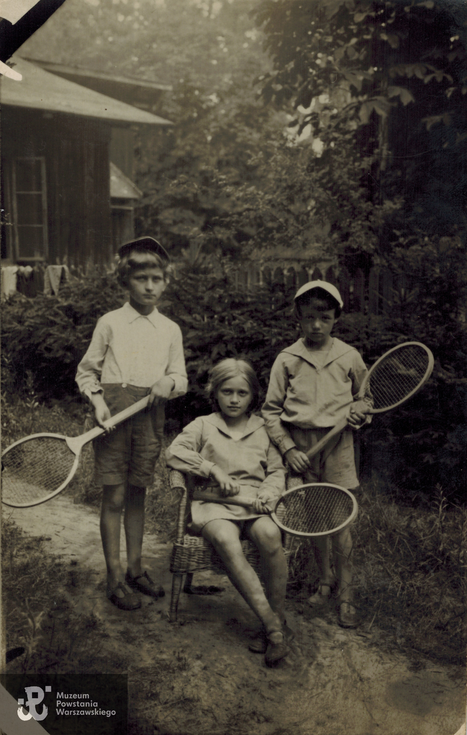 Fotografia z dzieciństwa przedstawiająca dwóch kuzynów - późniejszych Powstańców Warszawskich: z lewej widoczny Stanisław Olszewski (poległ 2.08.1944 podczas walk o Cytadelę) i Stefan Medwadowski (z prawej). Pomiędzy chłopcami siedzi siostra Stefana Wanda Medwadowska. Fot. ze zbiorów rodzinnych, skan udostępniła p. Anna Jedynak, siostrzenica Powstańca.