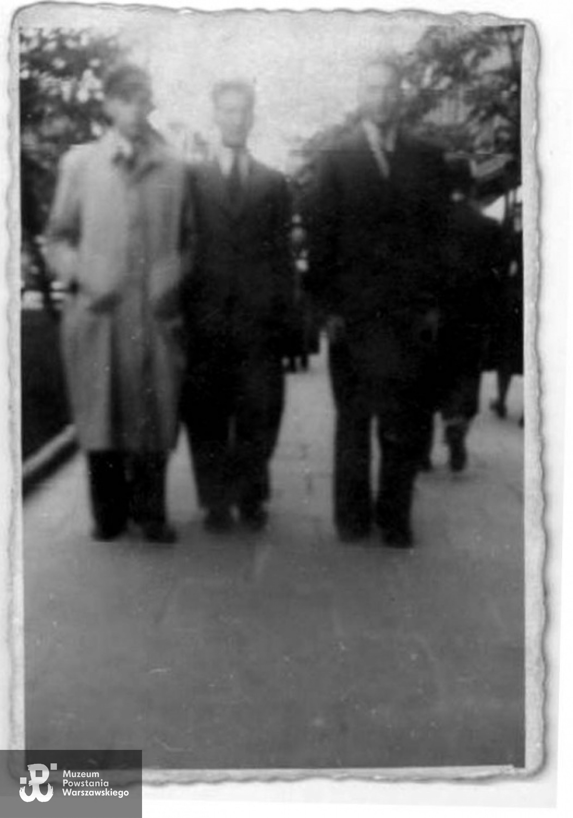 Warszawa, jesień 1938 albo wiosna 1939. Tadeusz Życzyński po lewej, w czapce studenckiej, trzyma ręce w kieszeniach płaszcza