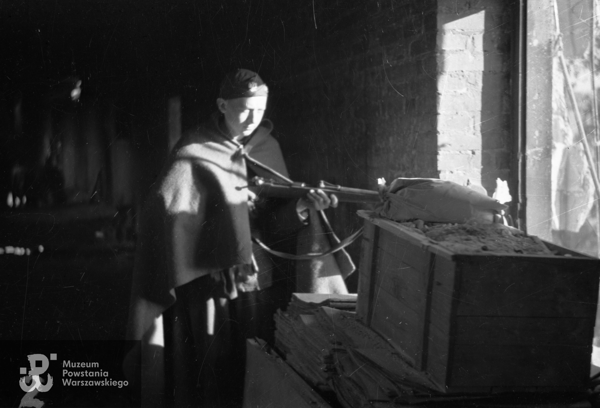 Leszek Korycki "Wrzos" - fotografia z okresu Powstania Warszawskiego. Ze zbiorów Muzeum Powstania Warszawskiego, sygn. MPW-IN/4670