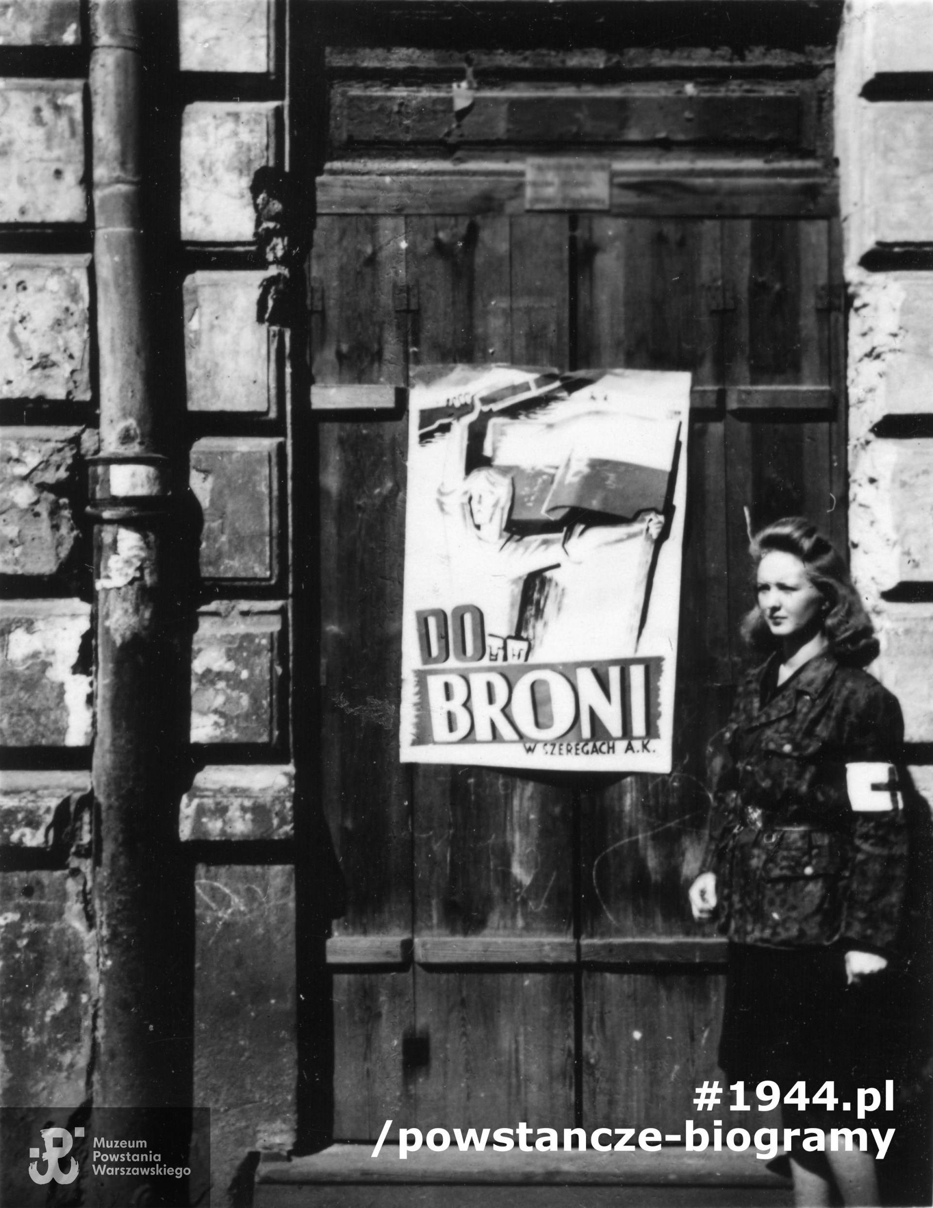  Fotografia z Powstania Warszawskiego. Janina Marisówna-Tomiak przed plakatem "Do broni w szeregach AK" przy ulicy Muranowskiej.Ze zbiorów Muzeum Powstania Warszawskiego, sygn. MPW-IP/5045-99