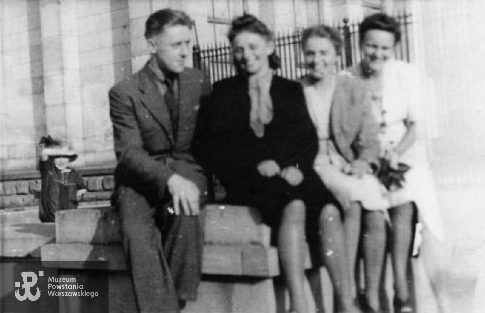 Warszawa 1943 r. Od lewej: Teodor Sukiennik, Maria Gabryl, Barbara Rogowska, Urszula Kurkowska. W tle budynek Muzeum Narodowego. Fotografia ze zbiorów Urszuli Katarzyńskiej-Ballner / MPW