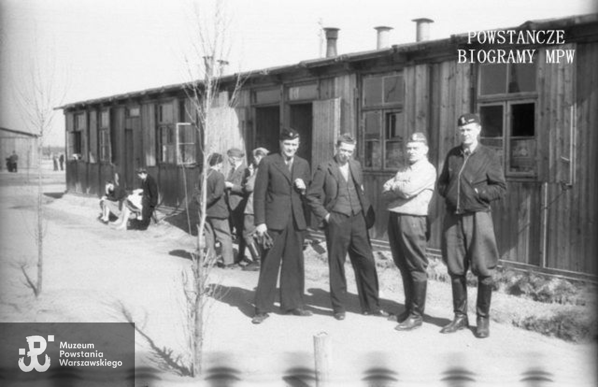 Fotografia z Polskiego Szpitala Wojskowego w saksońskim Zeithain. Na pierwszym planie grupa lekarzy, od lewej: dr Zdzisław Januszewski, dr Marian Kwiatkowski, ppłk dr Tadeusz Bętkowski "Tata", kpt. dr Tadeusz Gerwel "Orda". Fot. ze zbiorów Muzeum Powstania Warszawskiego, sygn. MPW-IN/3851