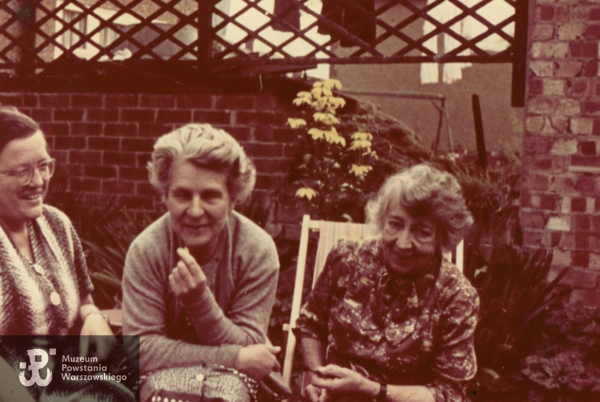 W środku Stanisława Kuszelewska-Rayska, matka "Mewy", Anglia, lata 60-te. Fot. archiwum prywatne