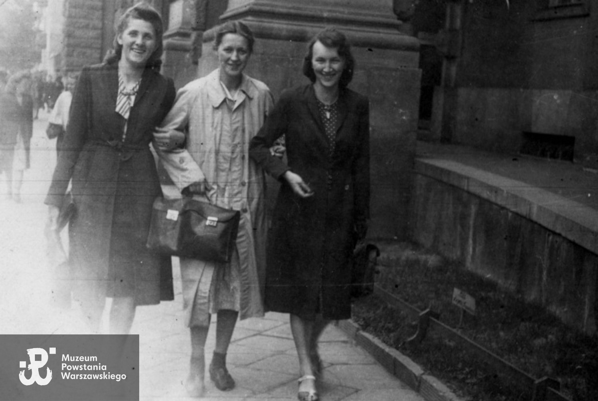 Warszawa, rok 1941 - uczennice w drodze do szkoły. W środku Irena Wiśniewska "Emilia Skała", po prawej Irena Płoska "Joanna Wrzeciono"