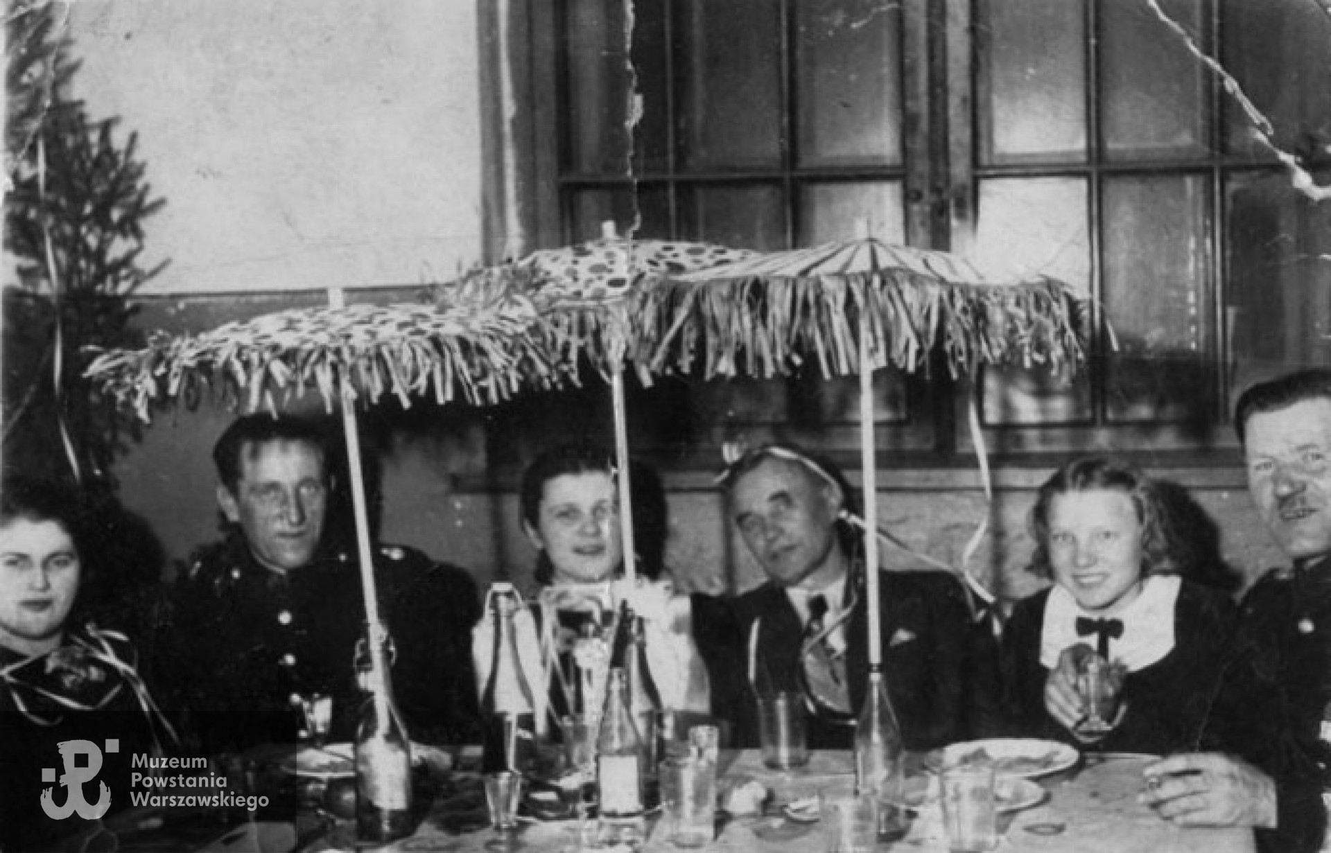 1938 rok-  pierwszy bal w Ochotniczej Straży Pożarnej w Tomaszowie Mazowieckim. Piąta od lewej Zofia Sosnowska, szósty - Władysłąw Sosnowski - ojciec Zofii. Pozostałe osoby to mieszkańcy Tomaszowa Mazowieckiego. Fot. archiwum rodzinne Zofii Czekalskiej