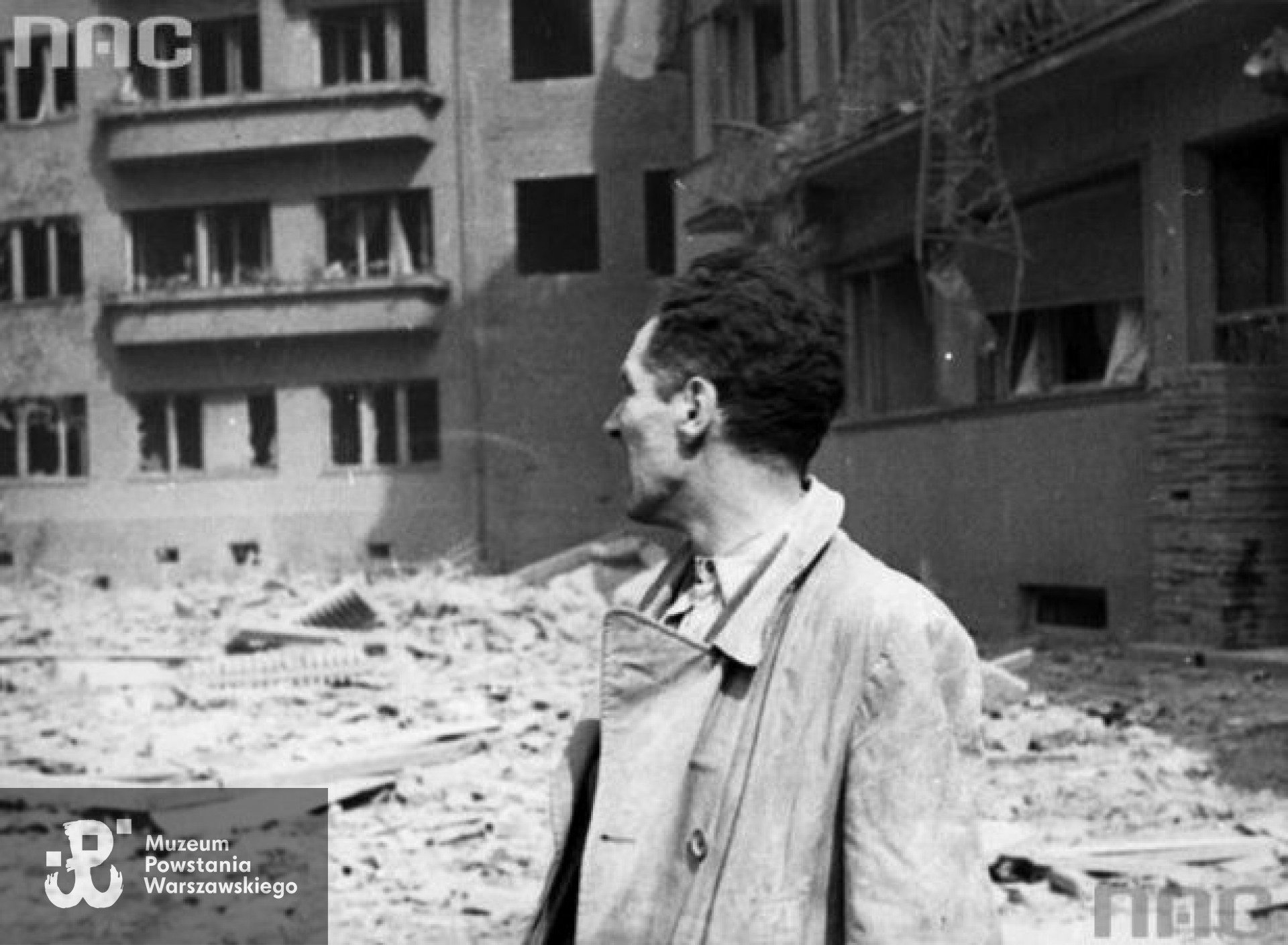 Ppor. Wacław Jastrzębowski "Aspira", dowódca kolumny motorowej VIII zgrupowania w rejonie ulic Bartoszewicza i Konopczyńskiego na Powiślu podczas Powstania Warszawskiego, 1944 r.  Fot. Narodowe Archiwum Cyfrowe