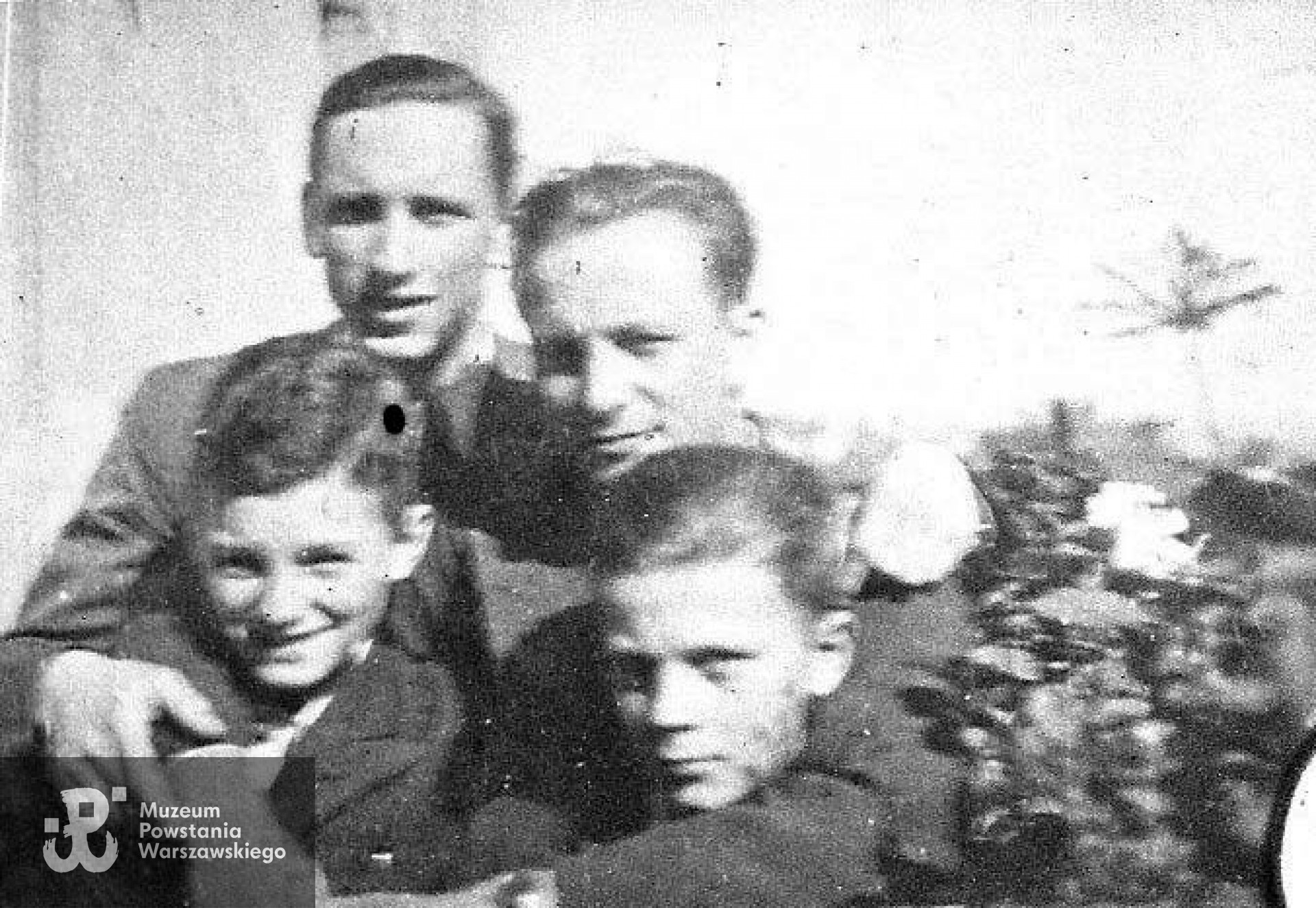 Wiosna 1943. Od lewej: Andrzej Hryniewicz "Tarzan" (poległ 21.08.1944)  z bratem Bohdanem Hryniewicz "Bohdan", za nimi stoją -   z lewej: Zygmunt Rymszewicz "NN" (pol. 1.08.1944), po prawej i Wiktor Rymszewicz "Kot" (pol. 5.09.1944). Fot. Bohdan Hryniewicz, archiwum rodzinne.