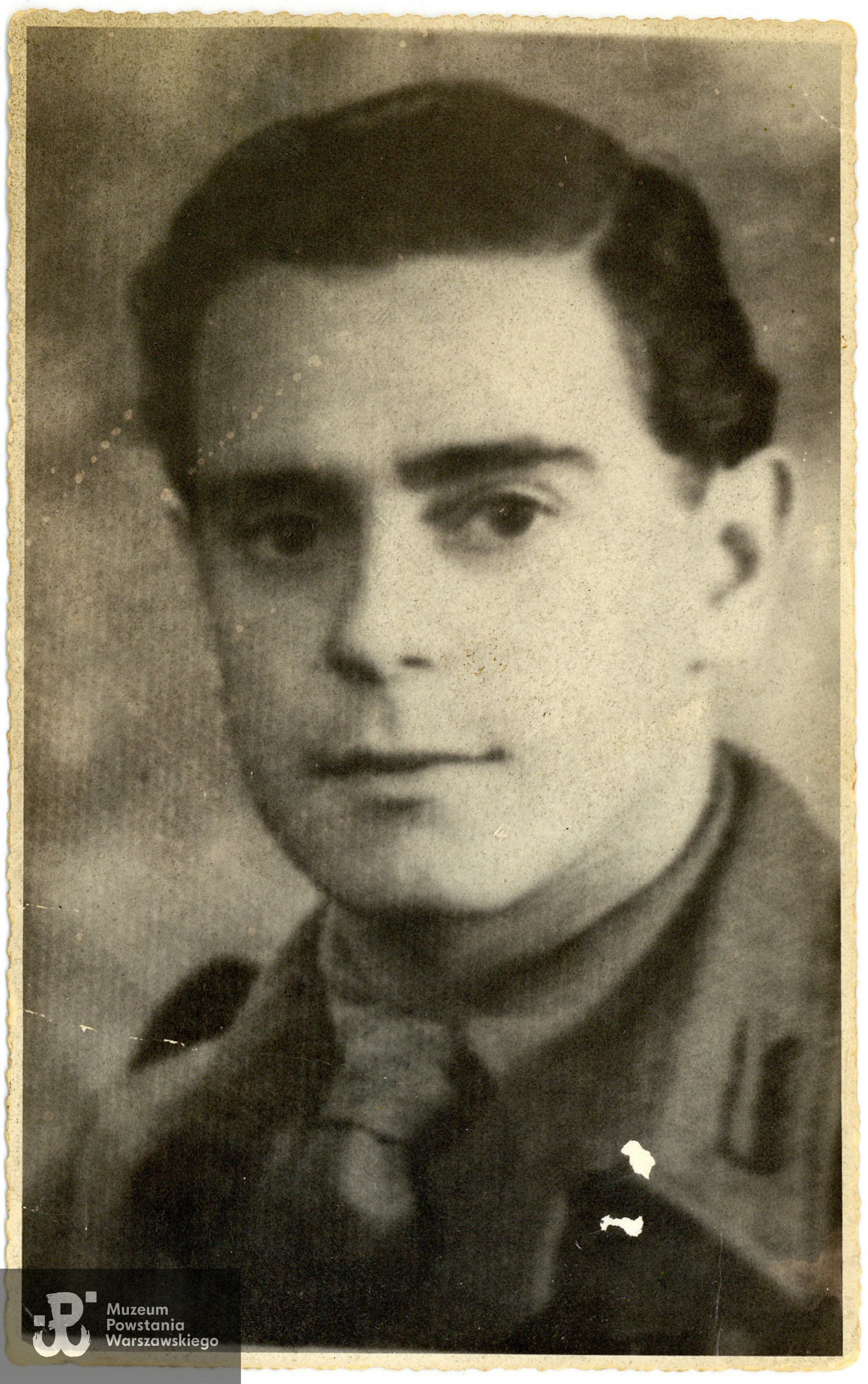 Feliks Piotrowski "Dziki". Fotografia dołączona do ankiety uczestnika Powstania Warszawskiego, nadesłanej przez p. Józefę Pietrzyk z d. Piotrowską, siostrę Powstańca. Obecnie w zbiorach Muzeum Powstania Warszawskiego.