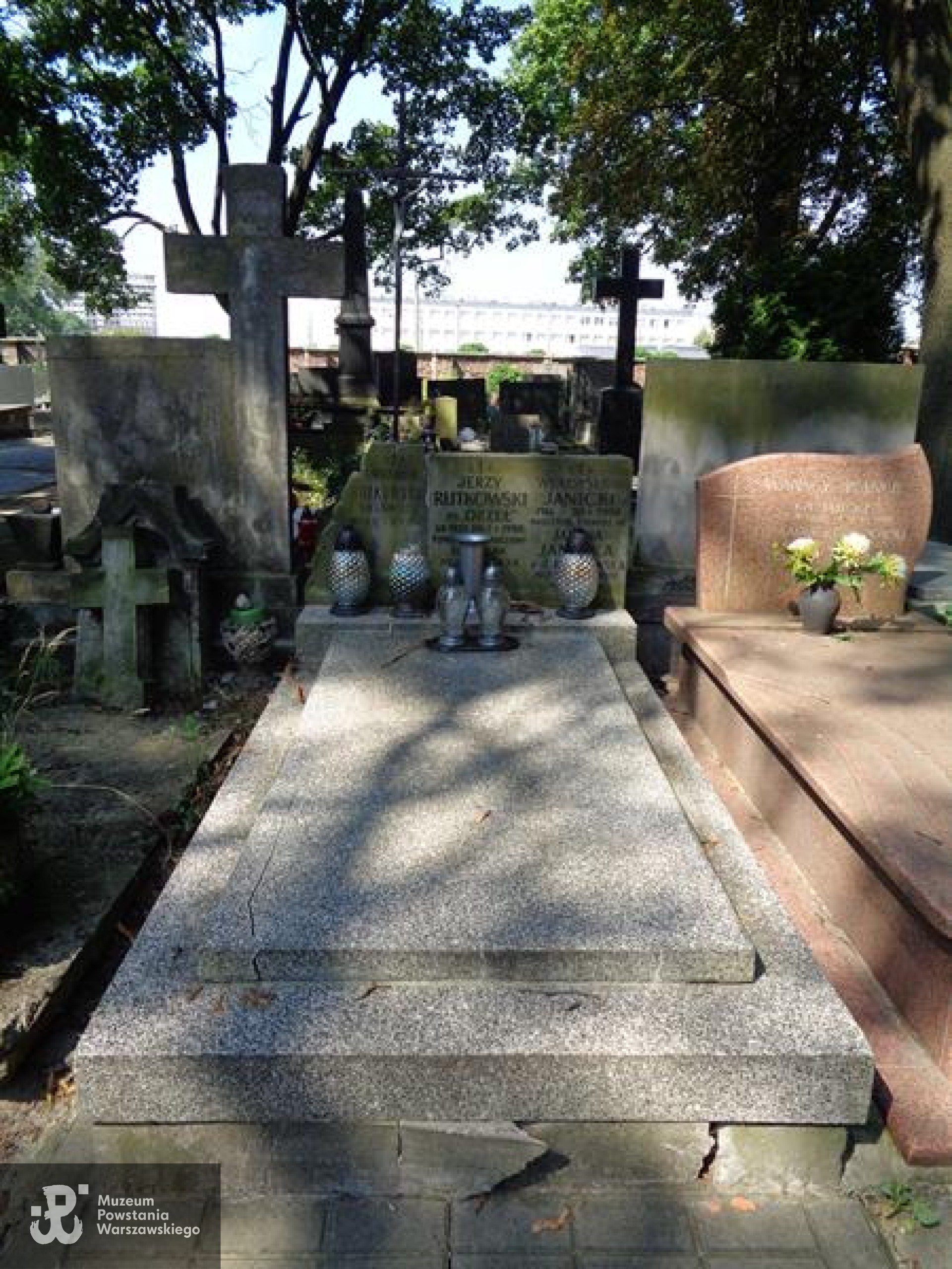 Fot. Warszawskie Zabytkowe Pomniki Nagrobne:  serwis mapowy m. st. Warszawy: <i>cmentarze.um.warszawa.pl</i>