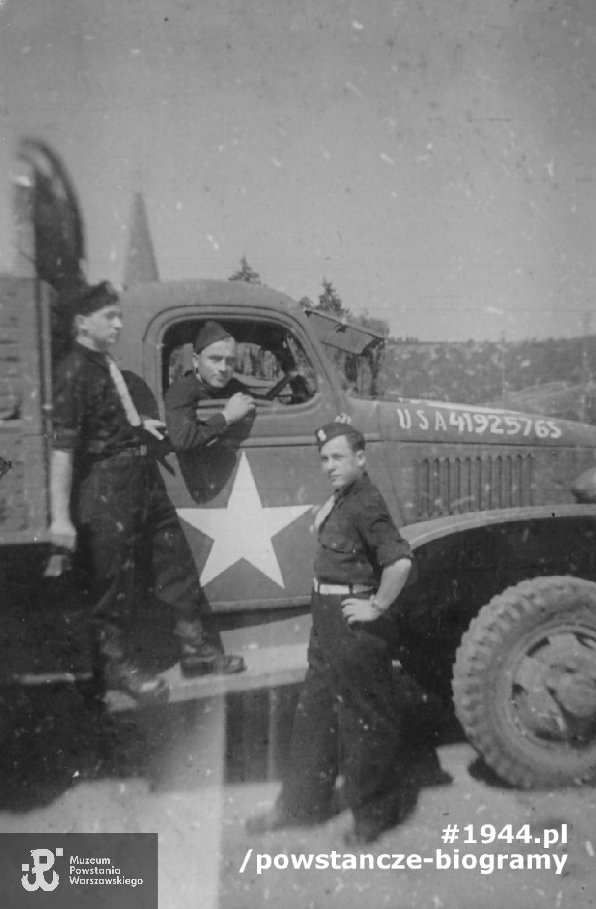 Elsingen, 1946. Aleksander Tarnopolski ps. "Olek" na fotografii pierwszy z lewej, stojący na stopniu samochodu. Fot. archiwum rodzinne, udostępnił wnuk, p. Konrad Tarnopolski