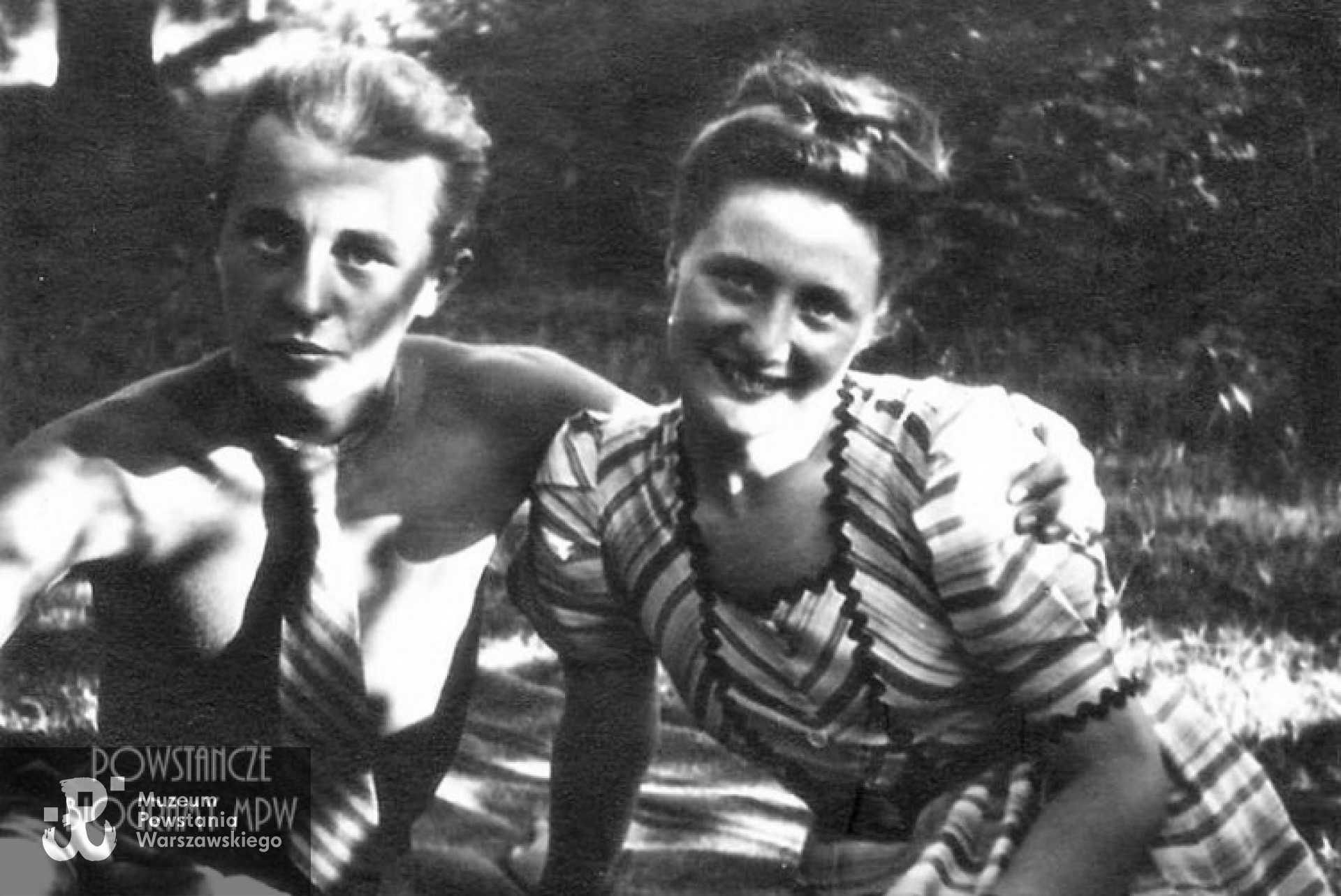 Lato w Komorowie 1941 lub 1942 rok.Anna Danuta Leśniewska i "Janeczek", czyli Jan Rodowicz "Anoda". Fot. z archiwum rodzinnego Bożeny Sławińskiej