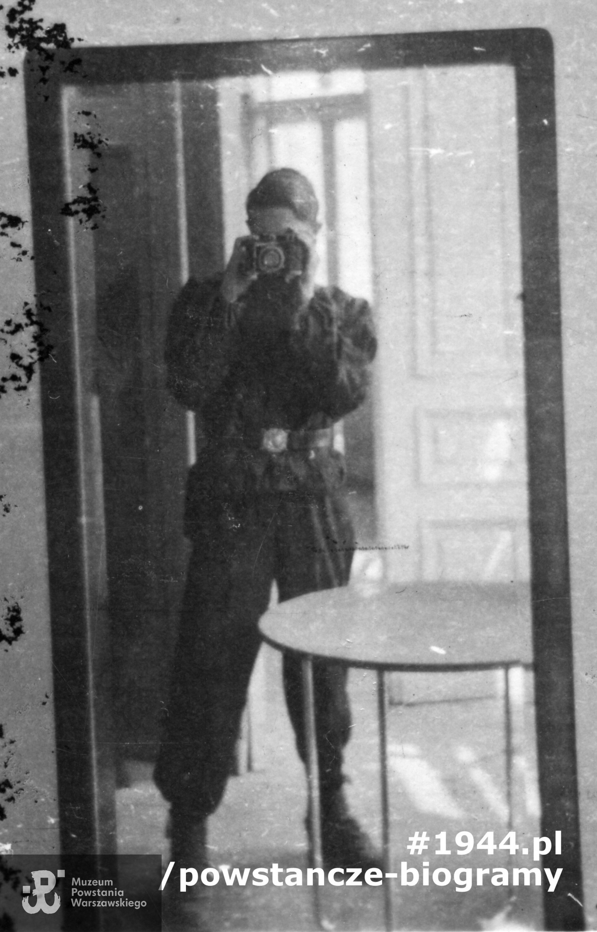 Zdjęcie Edwarda z sierpnia 1944 roku - autoportret całopostaciowy w lustrze (fragment ujęcia). Ze zbiorów Muzeum Powstania Warszawskiego, sygn. MPW-IP/4945/6