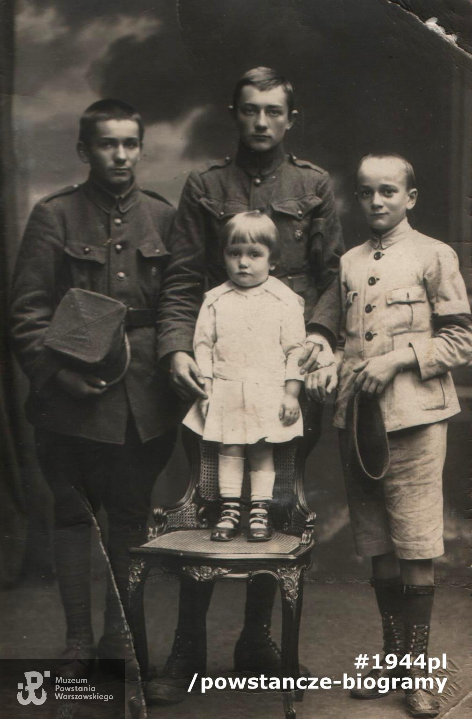 Po prawej Janusz Tarchalski, w środku Mieczysław Tarchalski, po lewej Bolesław Tarchalski i na krześle stoi Leszek Tarchalski. Fot. ze zbiorów rodzinnych, źródło: <a href =  https://sites.google.com/site/poczet21wdh/home/t/tarchalski-boleslaw> Poczet 21 WDH, biogram: Tarchalski Bolesław Antoni </a>